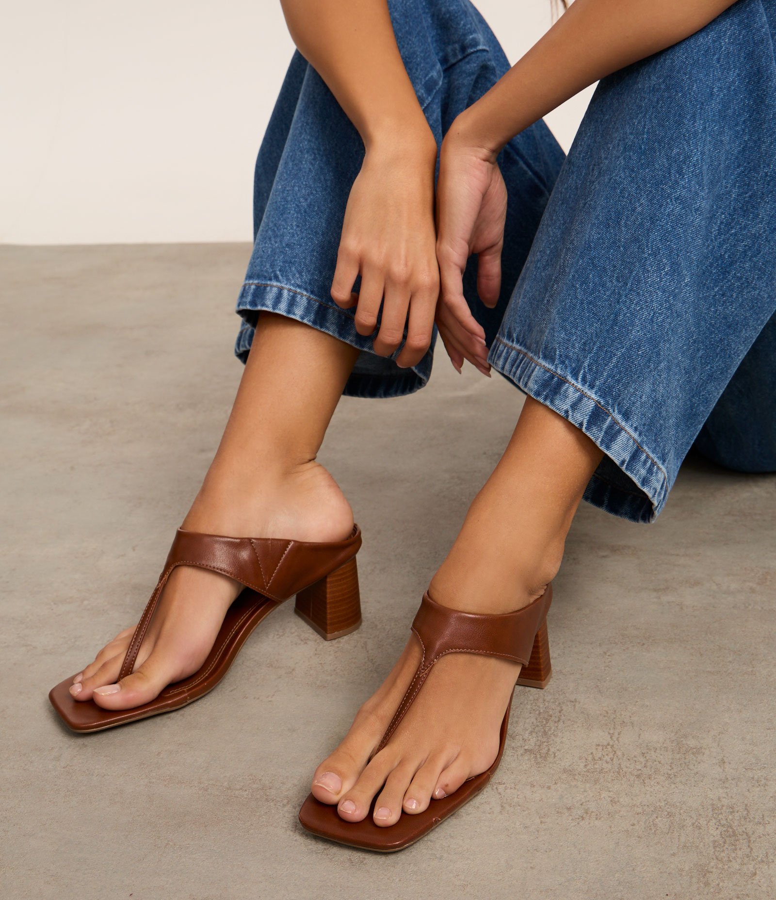 Sandália Dedo com Salto Bloco e Bico Quadrado Marrom 2