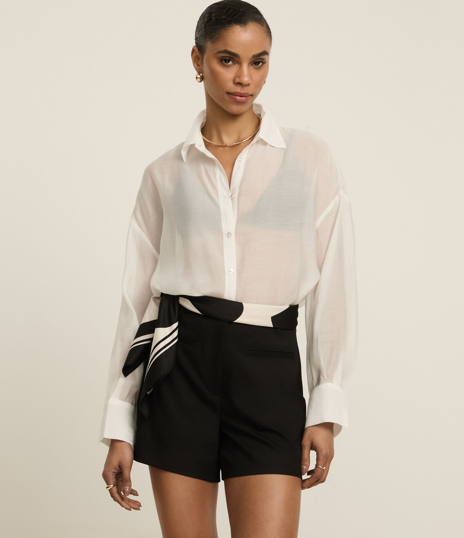 Short Alfaiatado Cintura Alta com Passantes no Cós Preto 2