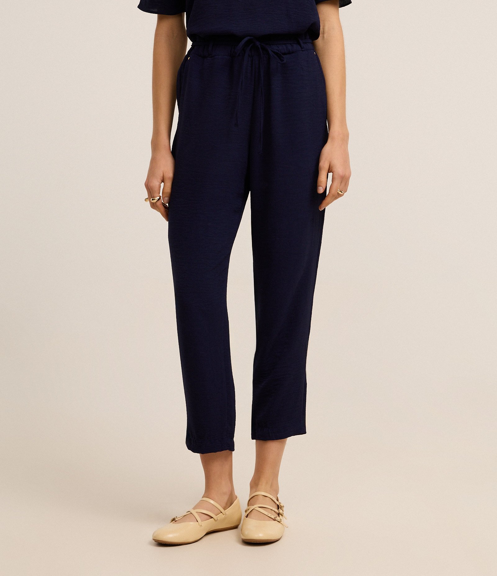 Calça Cenoura Cintura Alta em Airflow com Amarração Azul Marinho 2