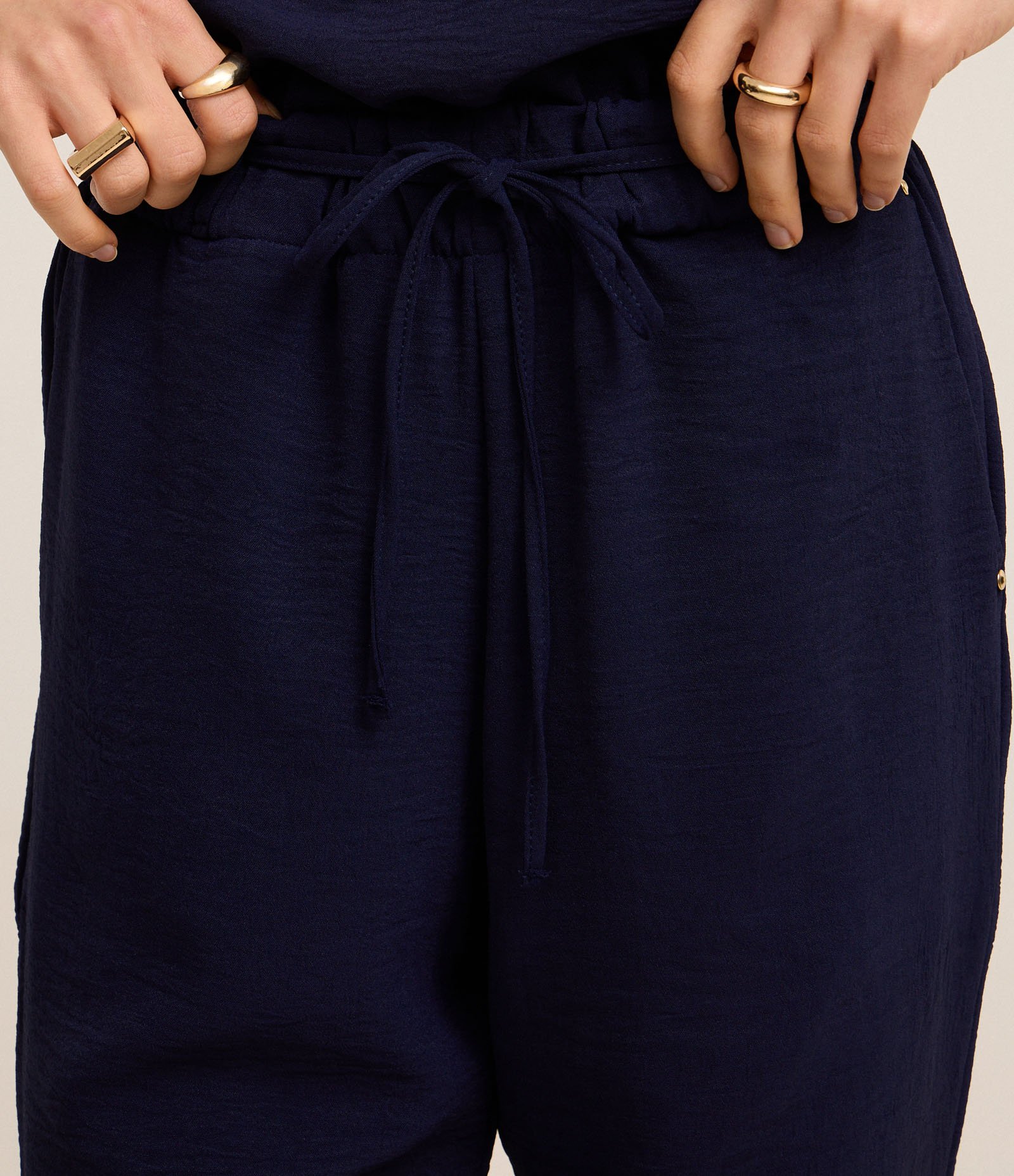 Calça Cenoura Cintura Alta em Airflow com Amarração Azul Marinho 3