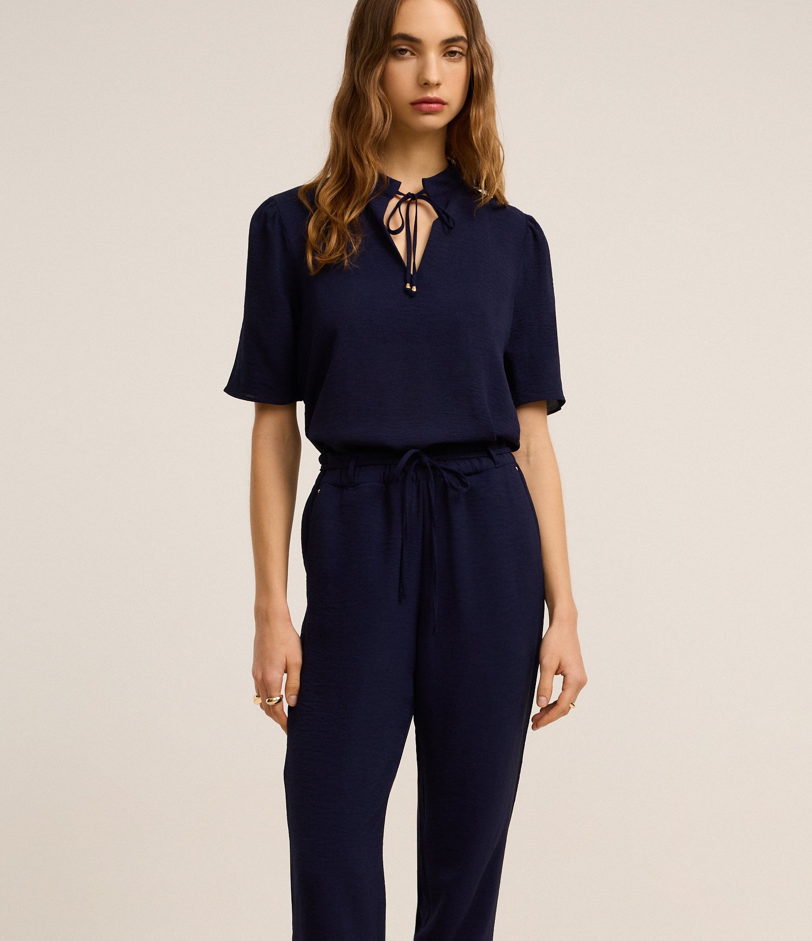 Calça Cenoura Cintura Alta em Airflow com Amarração Azul Marinho 4