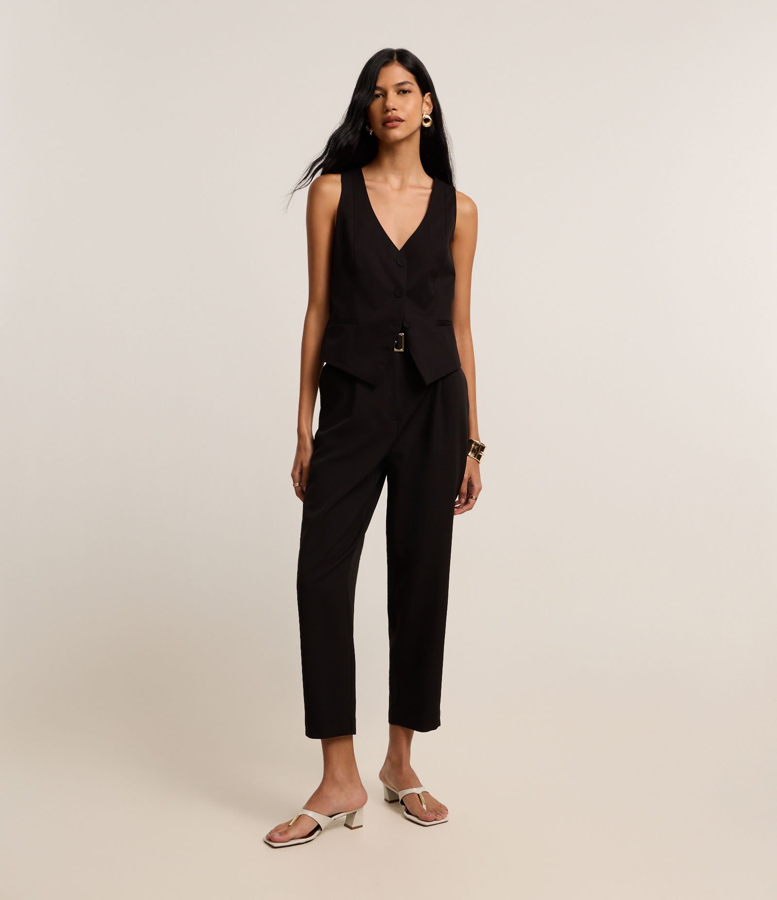 Calça Cenoura Alfaiatada Cintura Alta com Cinto Afivelado Preto 1