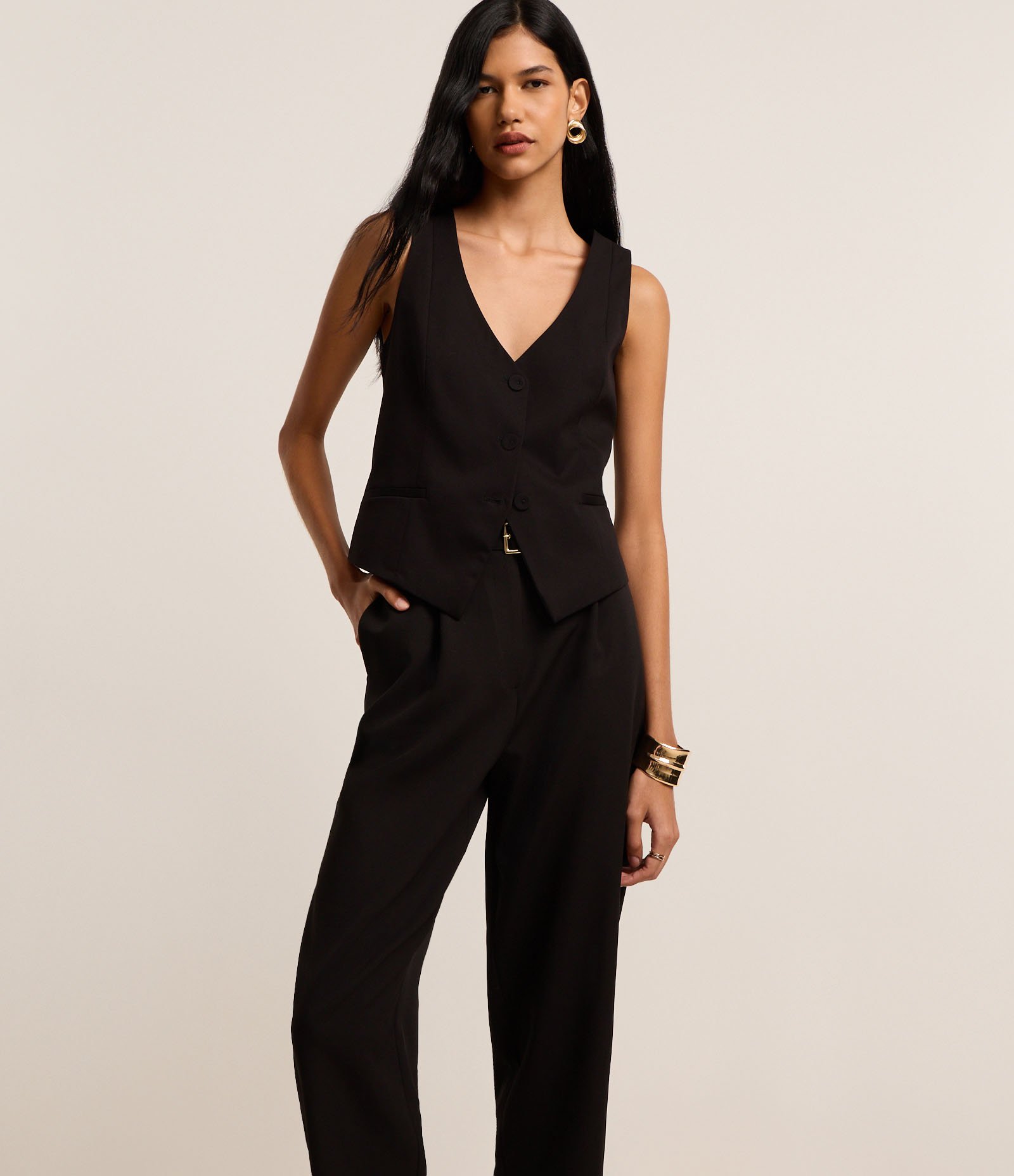 Calça Cenoura Alfaiatada Cintura Alta com Cinto Afivelado Preto 2