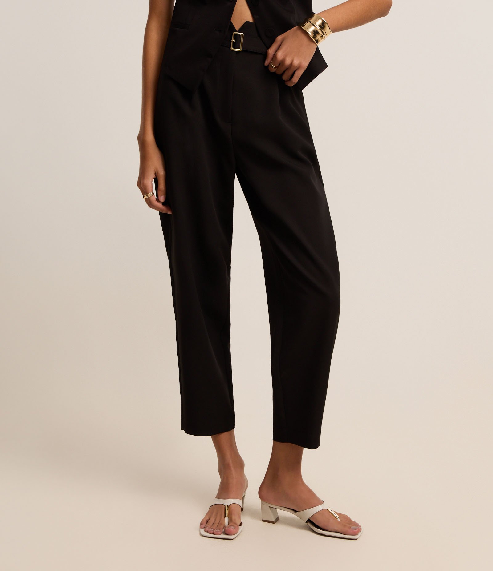 Calça Cenoura Alfaiatada Cintura Alta com Cinto Afivelado Preto 3