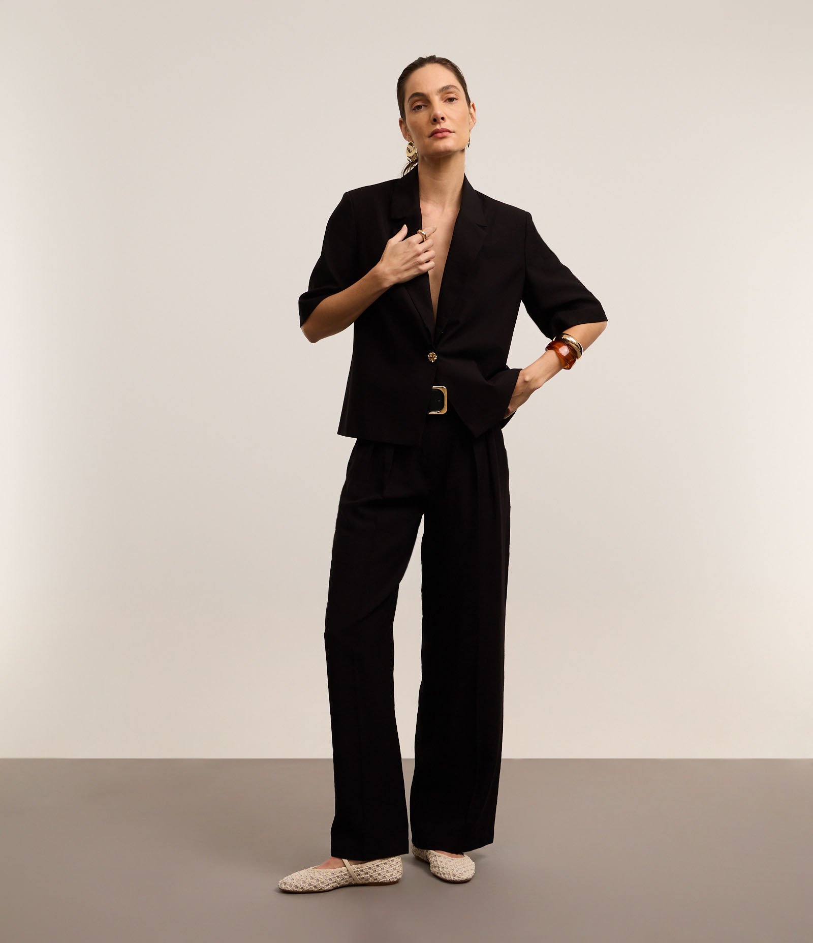 Calça Pantalona Alfaiataria Cintura Alta em Viscose com Pregas Preto 1