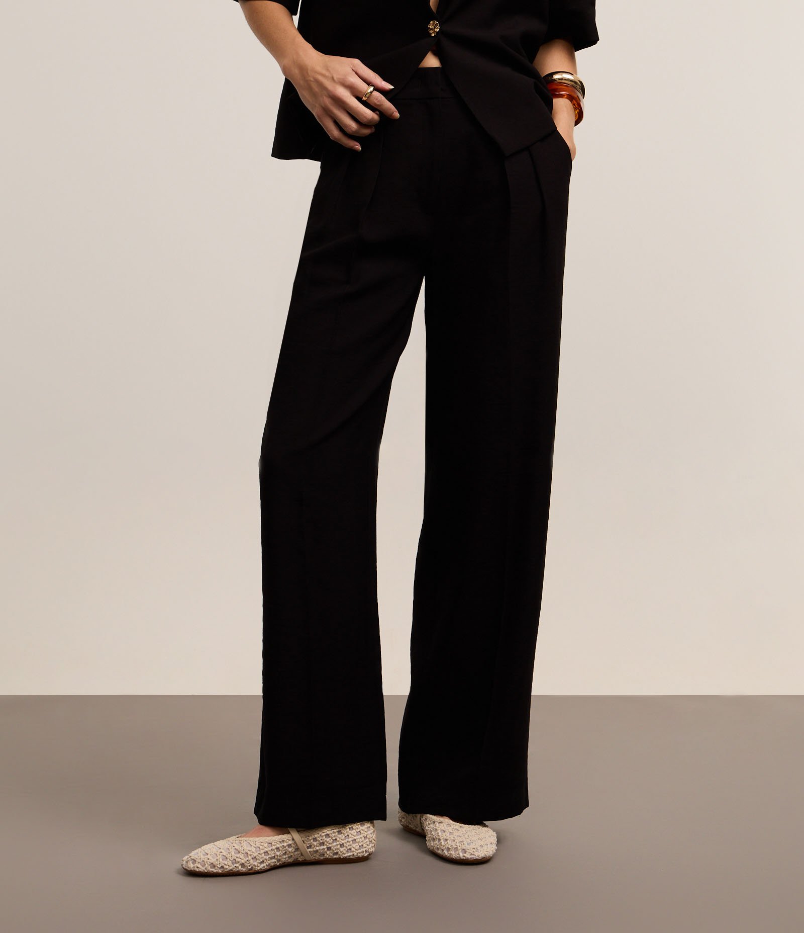 Calça Pantalona Alfaiataria Cintura Alta em Viscose com Pregas Preto 3