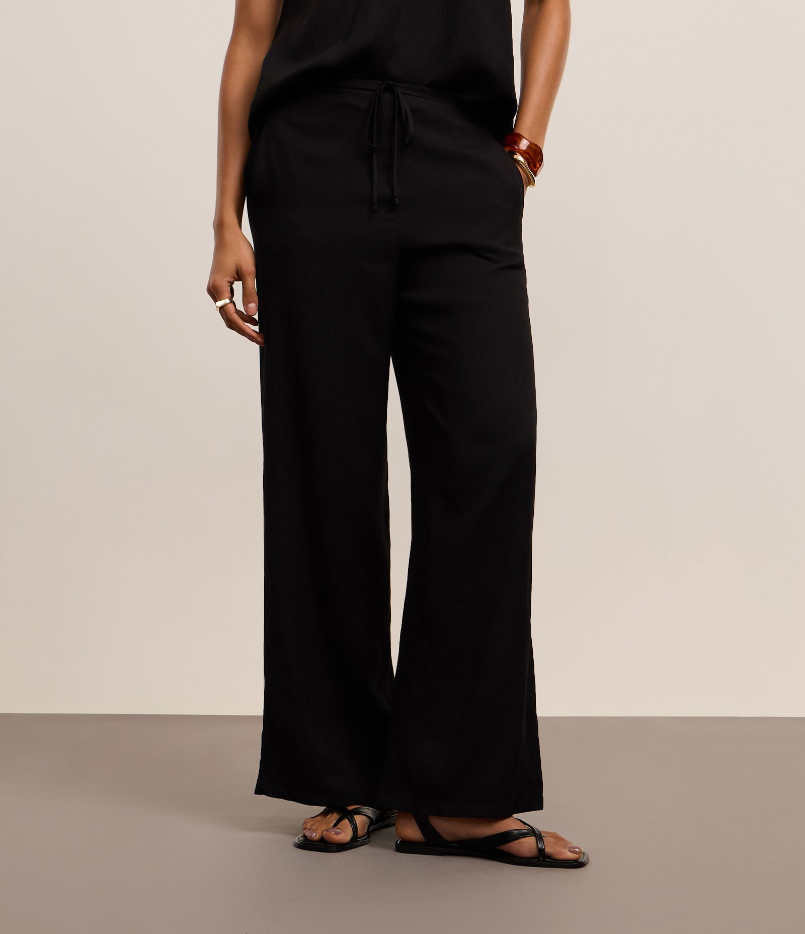 Calça Wide Leg com Amarração no Cós Preto 3