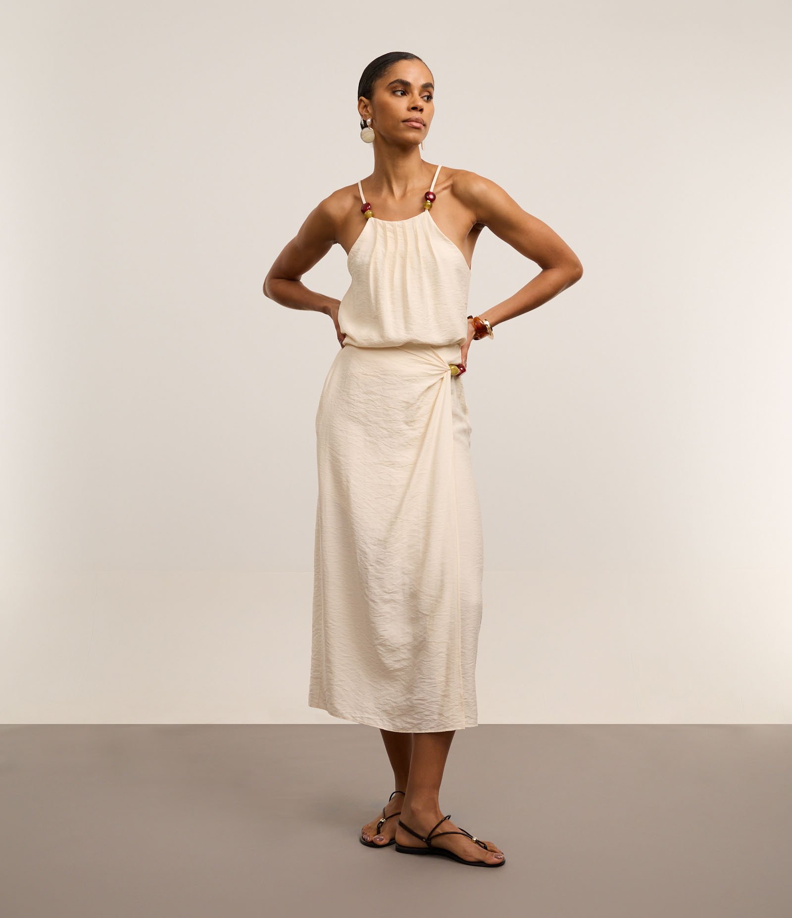 Saia Midi Reta em Crepe com Transpasse e Aviamento de Bolotas na Lateral Off White 1