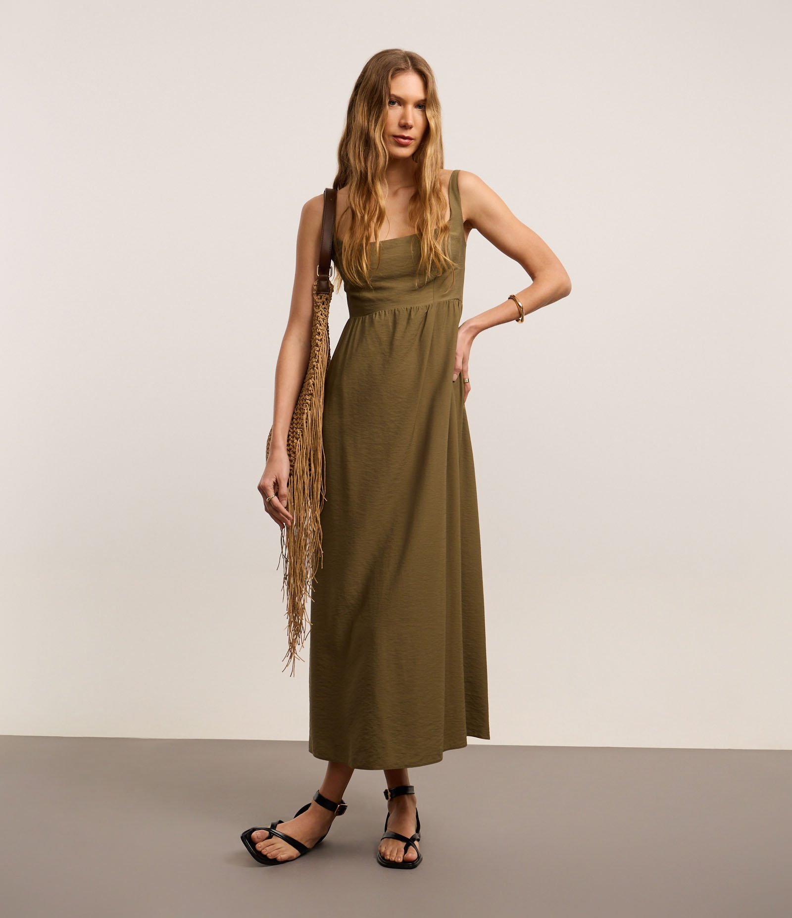 Vestido Midi Evasê em Sarja com Alça Fina e Busto Ajustado Verde 2