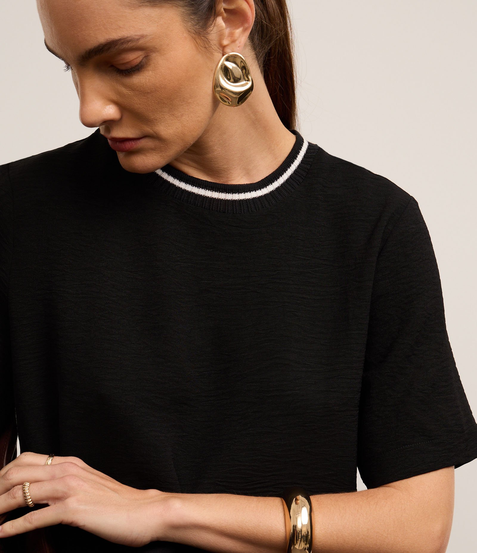 Blusa Airflow com Gola Contrastante em Ribana Preto 3