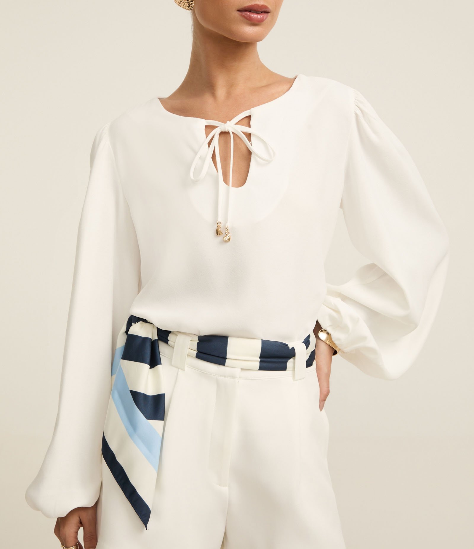 Blusa Acetinada com Pingente de Coração na Amarração da Gola Off White 3