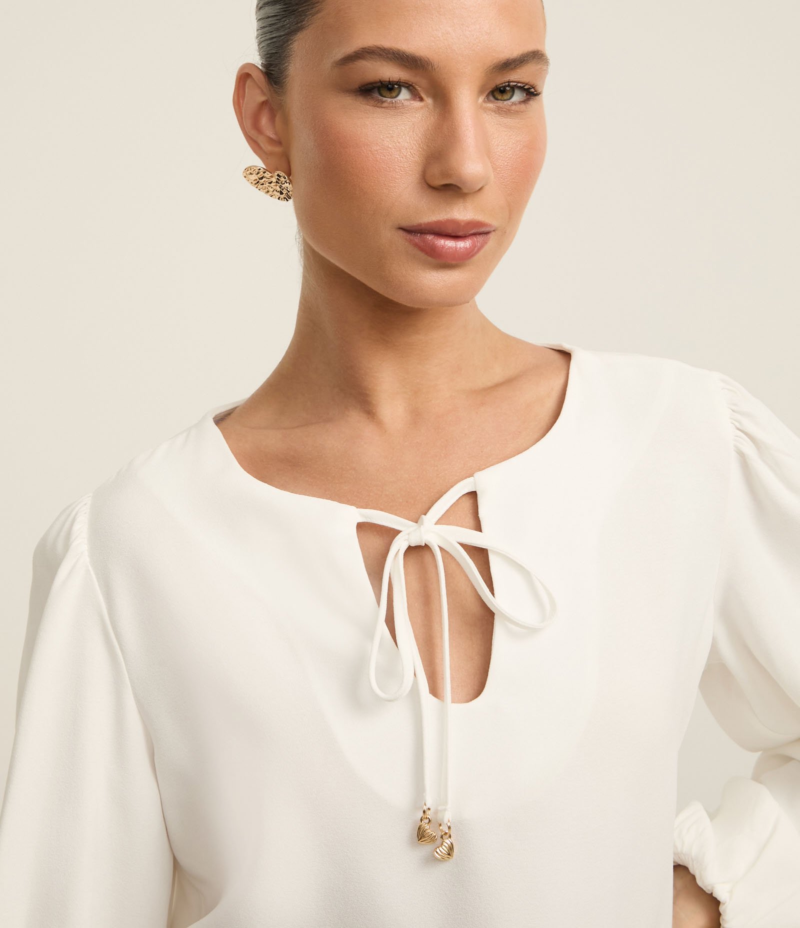 Blusa Acetinada com Pingente de Coração na Amarração da Gola Off White 4