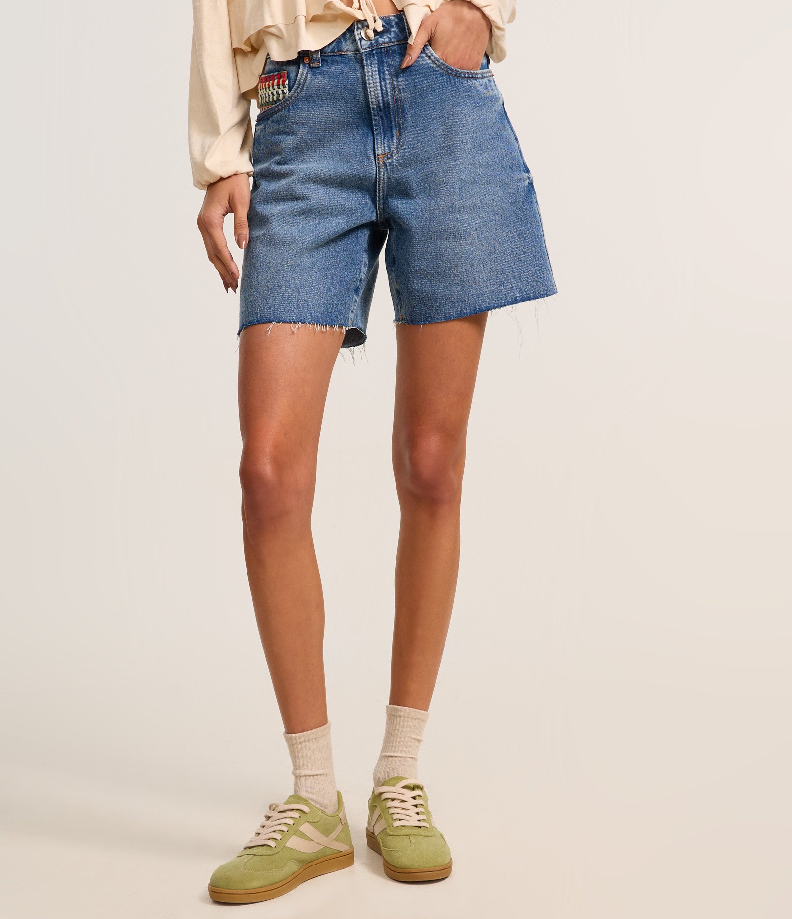 Bermuda em Jeans com Bordado de Tricô no Bolso Azul 3