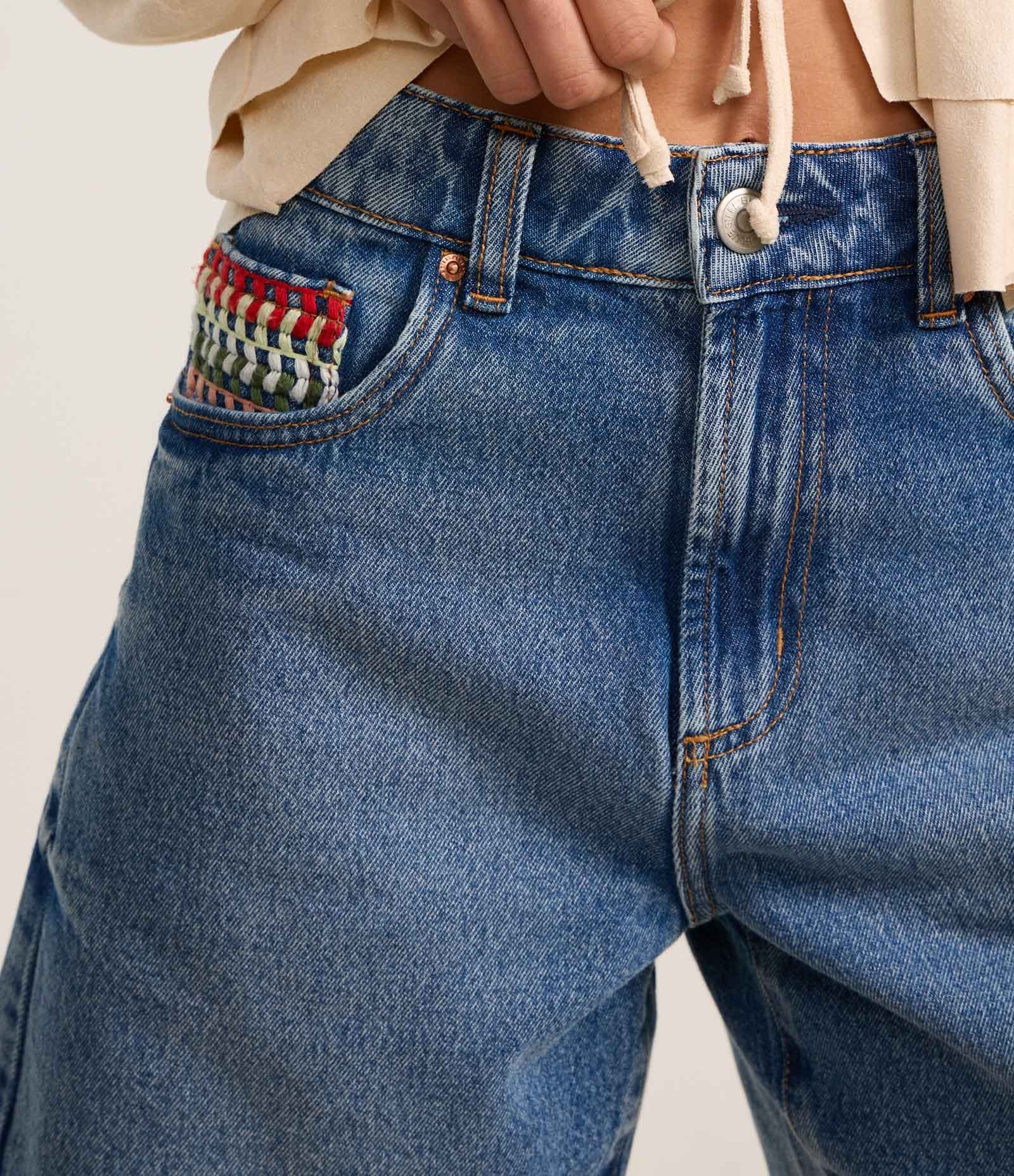 Bermuda em Jeans com Bordado de Tricô no Bolso Azul 4