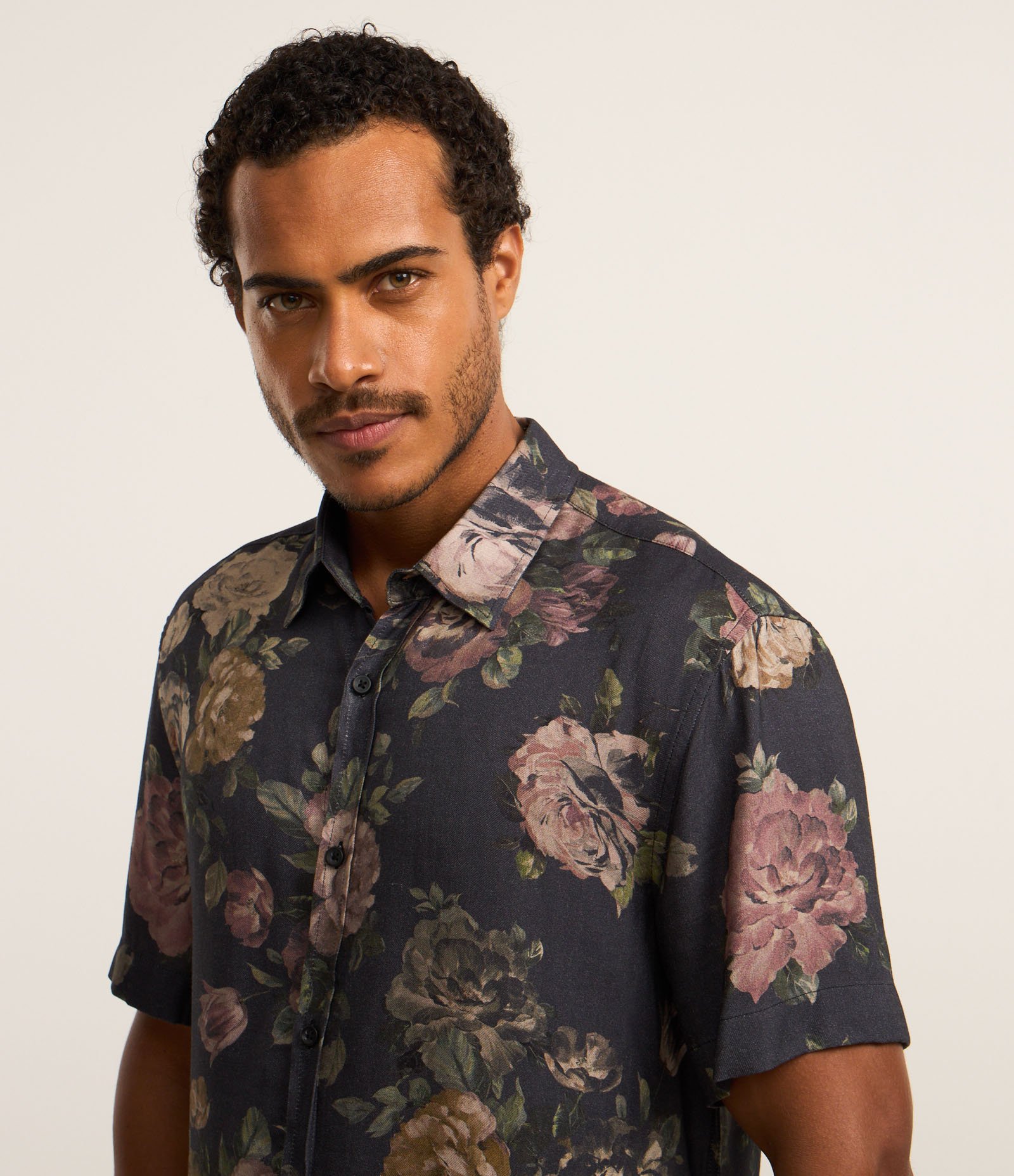 Camisa Anarruga com Botões e Estampa Floral Preto 3