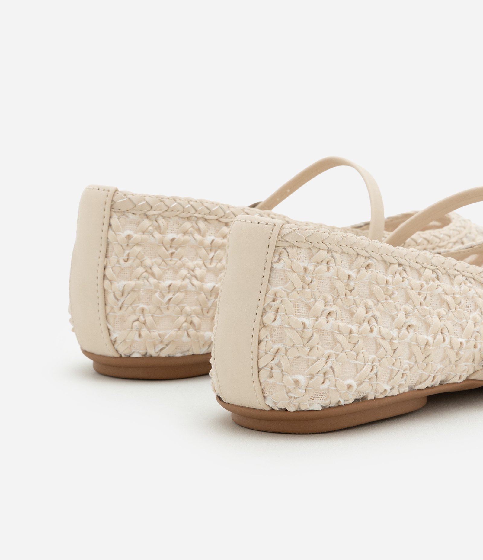 Sapatilha com Efeito Macramê com Tela e Tira Fina com Fivela Off White 3