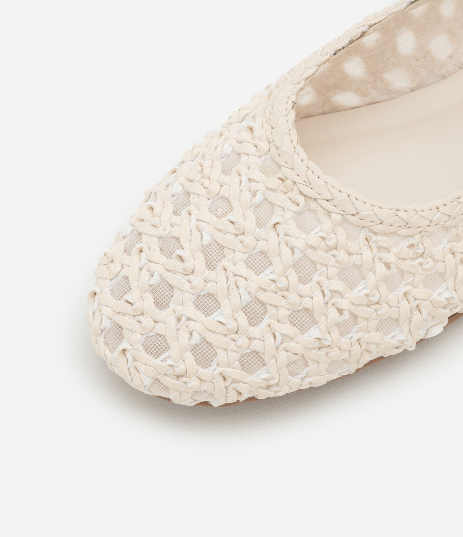 Sapatilha com Efeito Macramê com Tela e Tira Fina com Fivela Off White 5