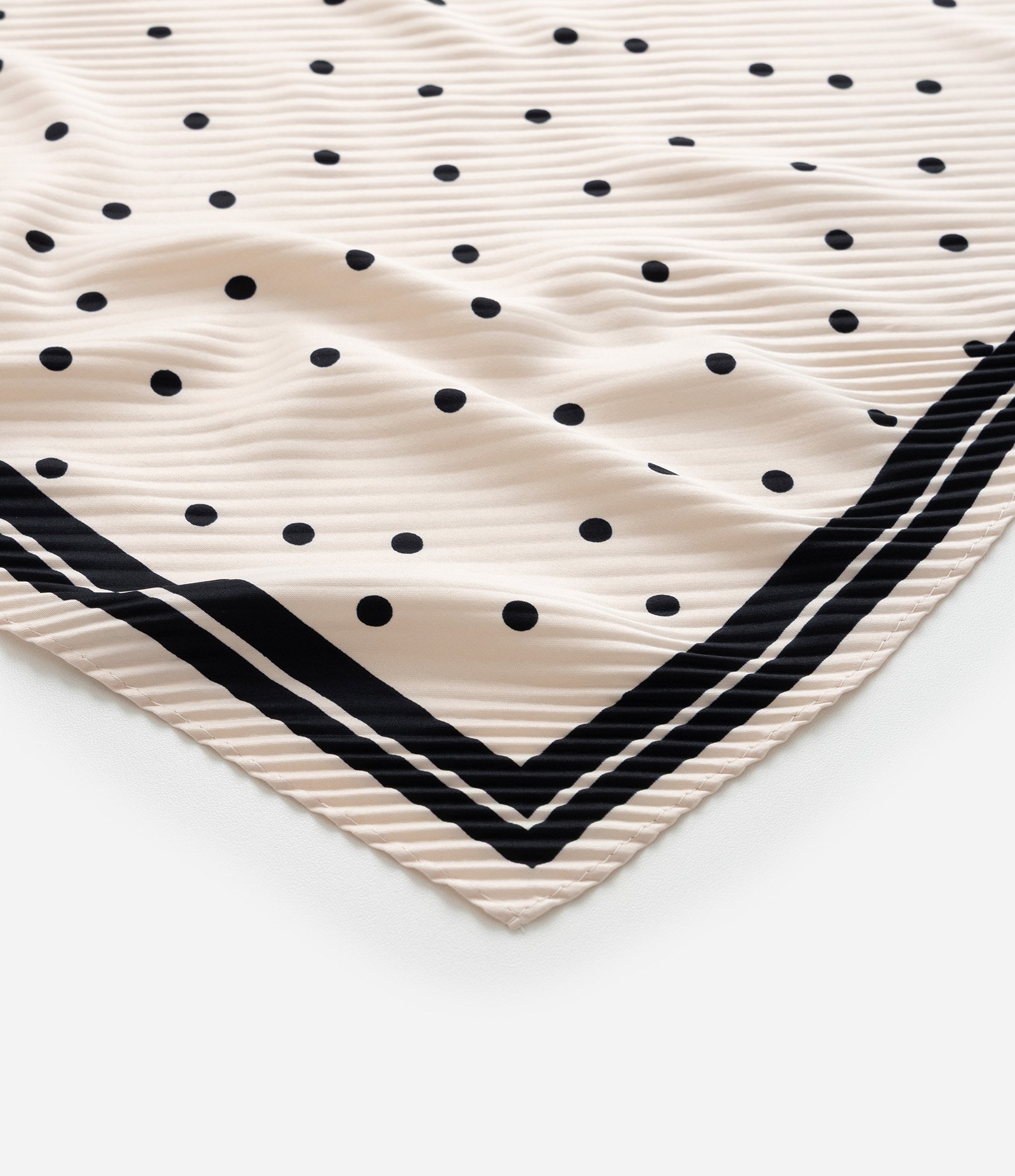 Lenço Quadrado Plissado com Estampa Poá Off White 2