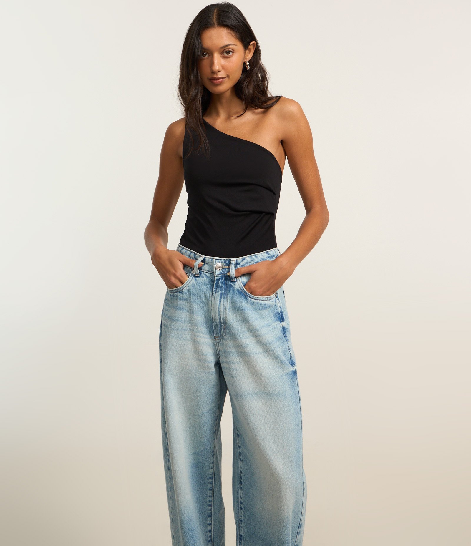 Calça Baggy em Jeans com Passantes e Bolsos Claro 2