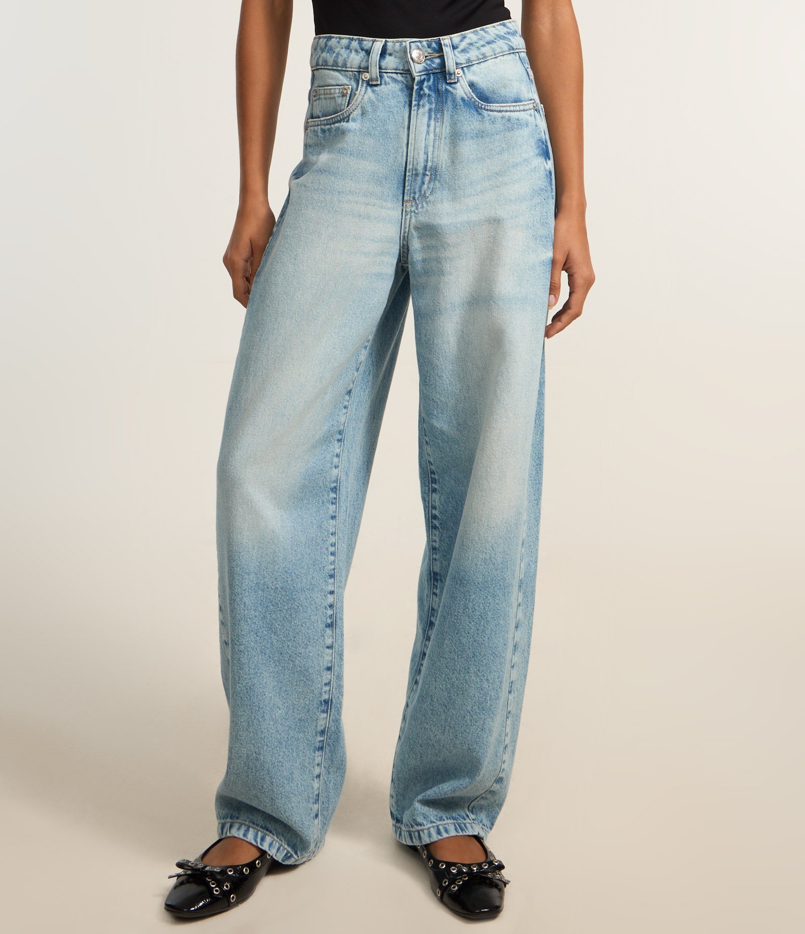 Calça Baggy em Jeans com Passantes e Bolsos Claro 3