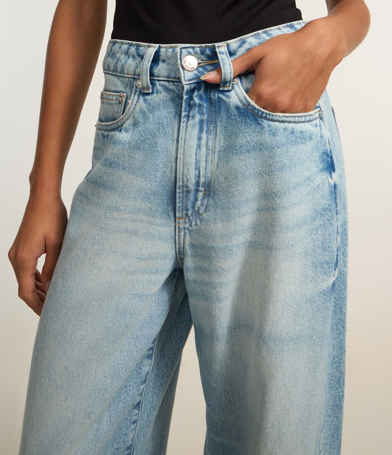 Calça Baggy em Jeans com Passantes e Bolsos Claro 4