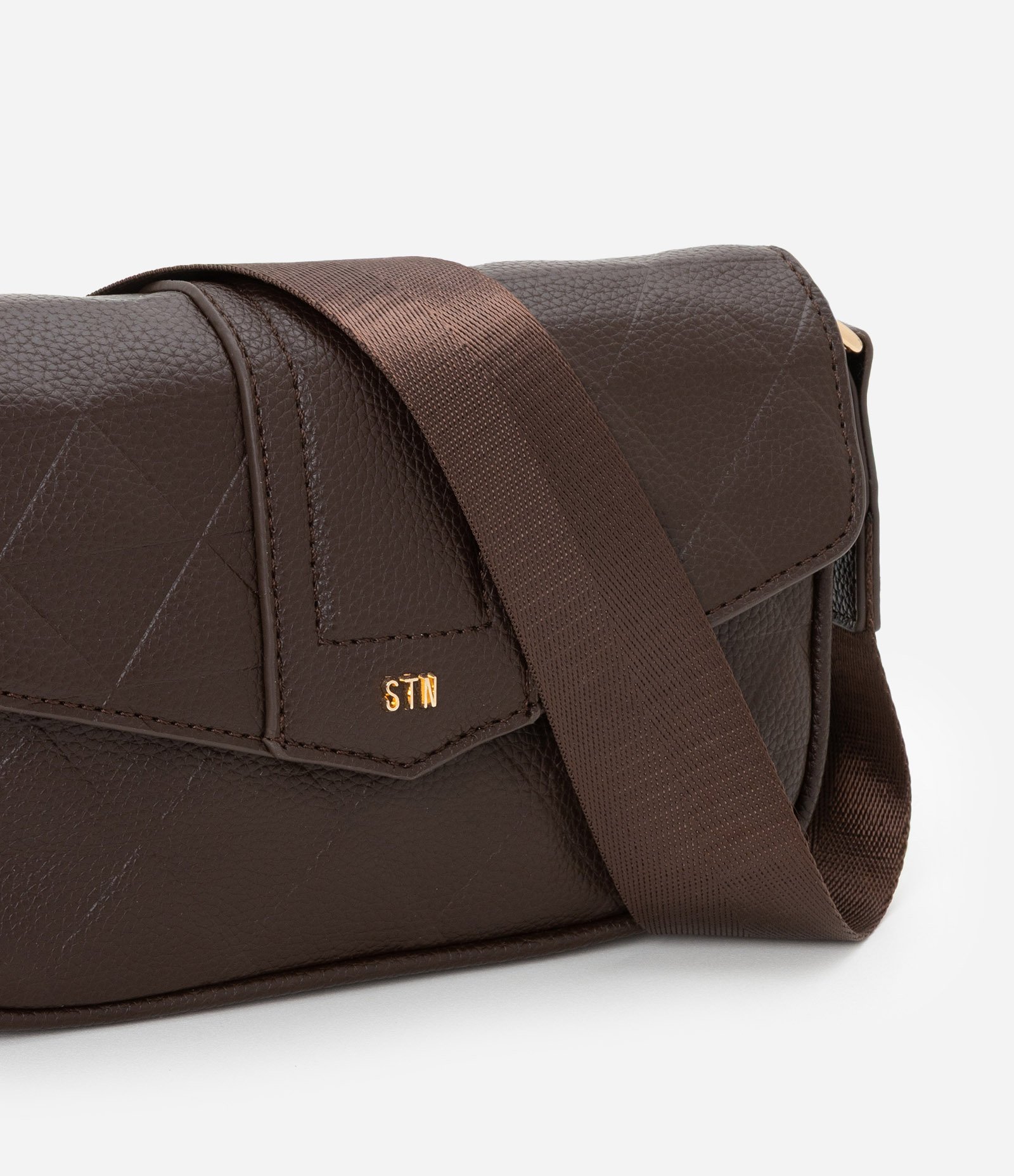 Bolsa Transversal Média com Tampa e Textura Embossed Marrom 6