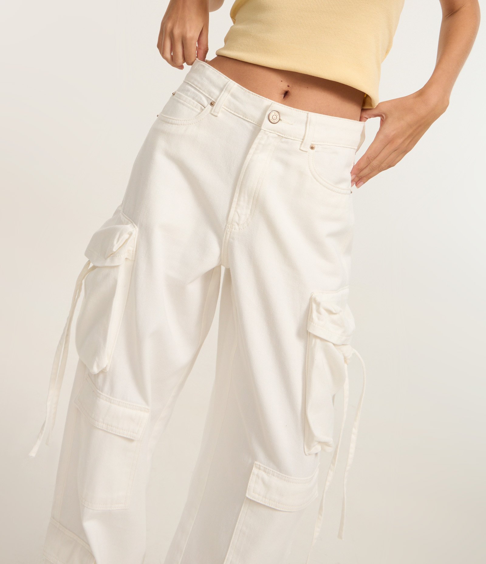 Calça Baggy em Sarja com Bolsos Cargo Diferenciados Branco 4