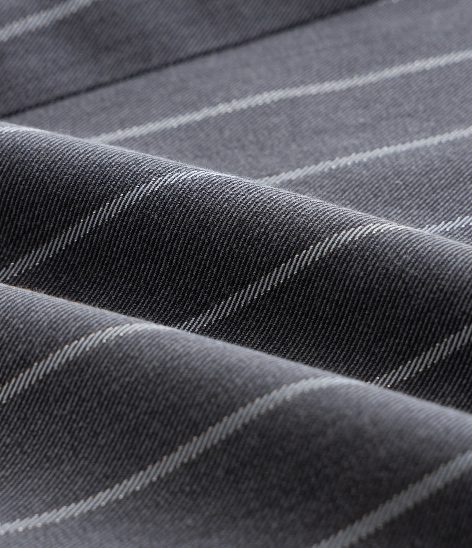 Calça Reta em Alfaiataria com Risca de Giz e Prega Curve & Plus Size Cinza 7