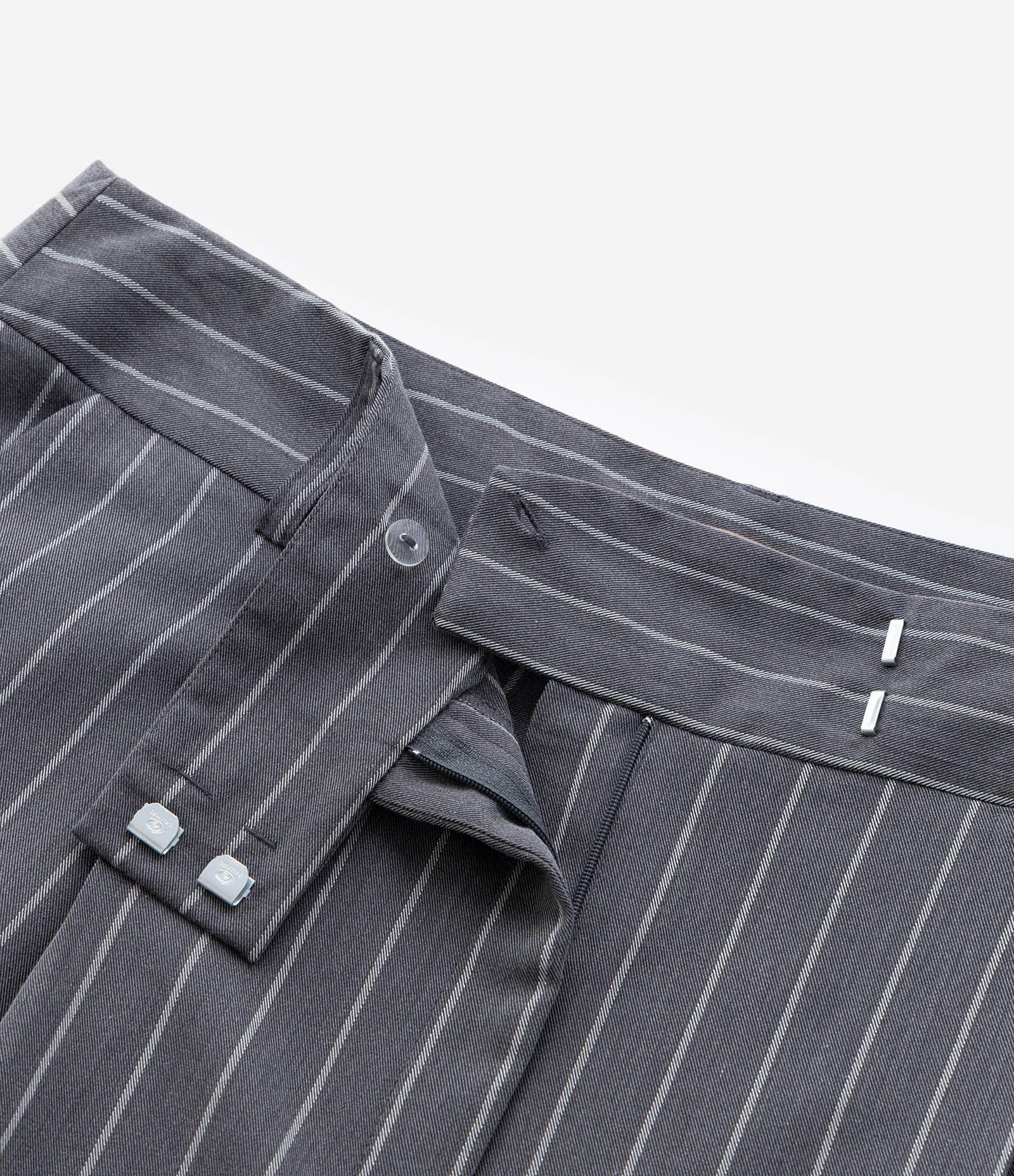 Calça Reta em Alfaiataria com Risca de Giz e Prega Curve & Plus Size Cinza 8