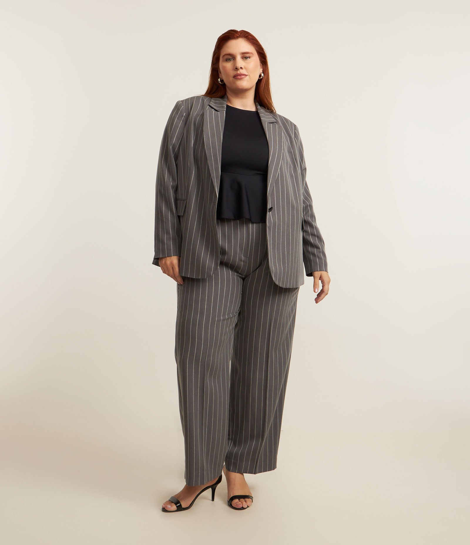 Calça Reta em Alfaiataria com Risca de Giz e Prega Curve & Plus Size Cinza 1