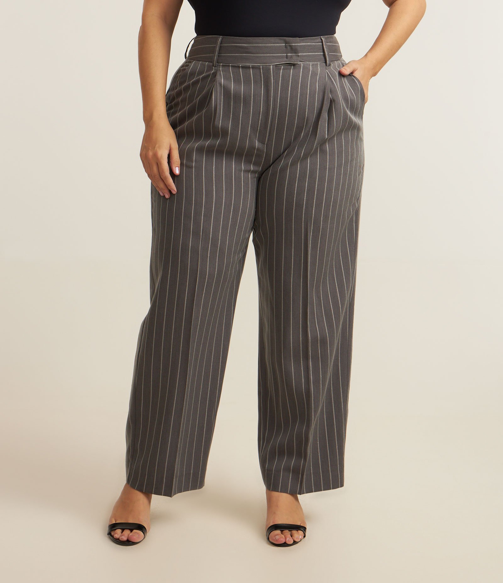 Calça Reta em Alfaiataria com Risca de Giz e Prega Curve & Plus Size Cinza 2