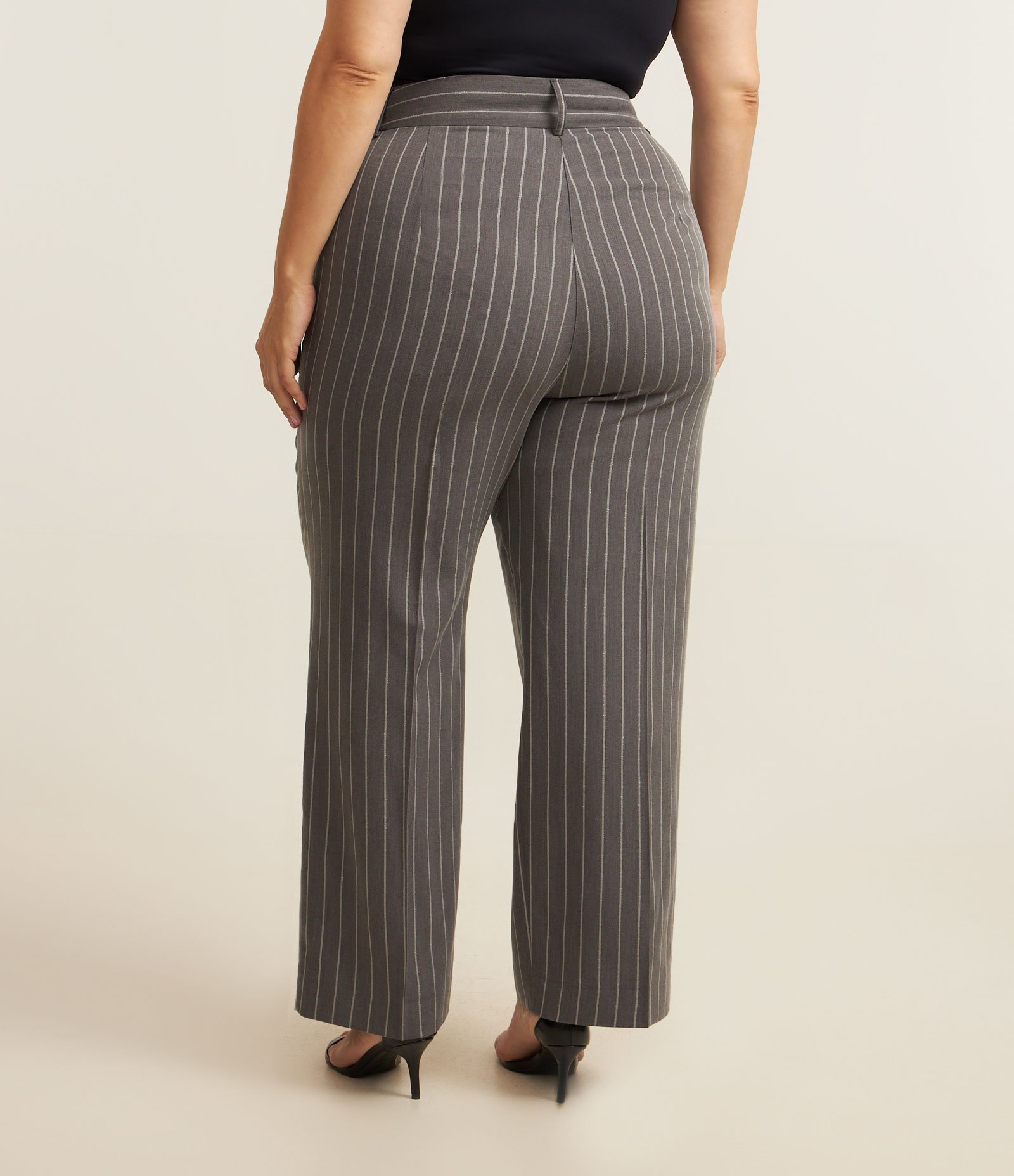 Calça Reta em Alfaiataria com Risca de Giz e Prega Curve & Plus Size Cinza 3