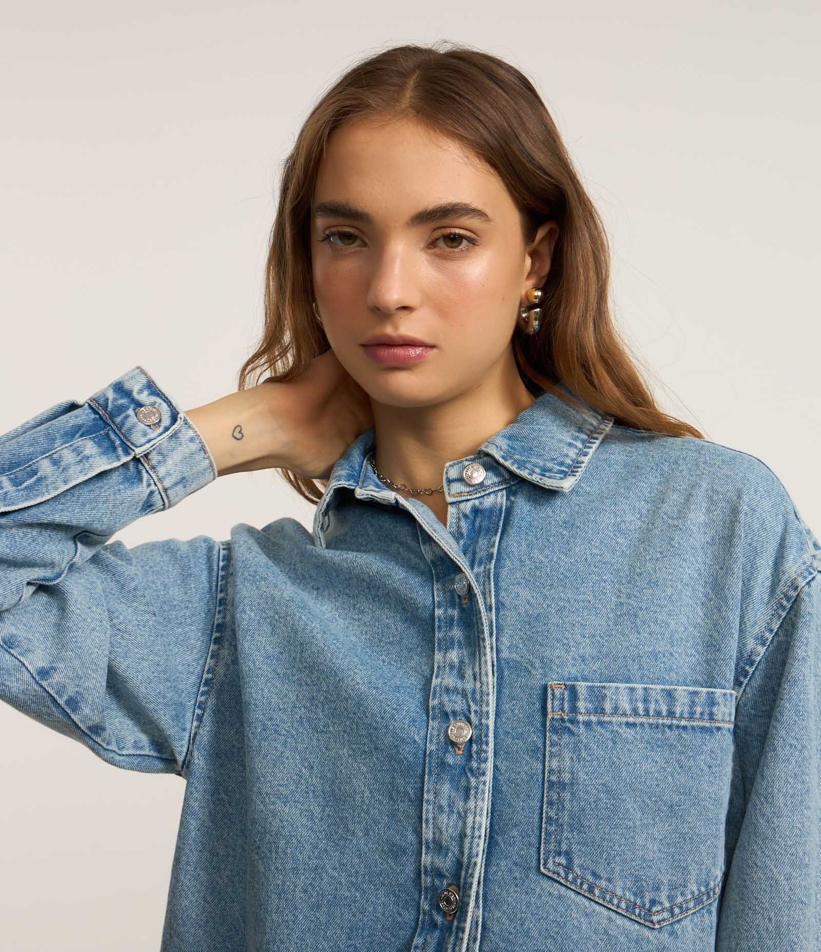 Camisa Oversized em Jeans com Bolso e Cava Deslocada Médio 1