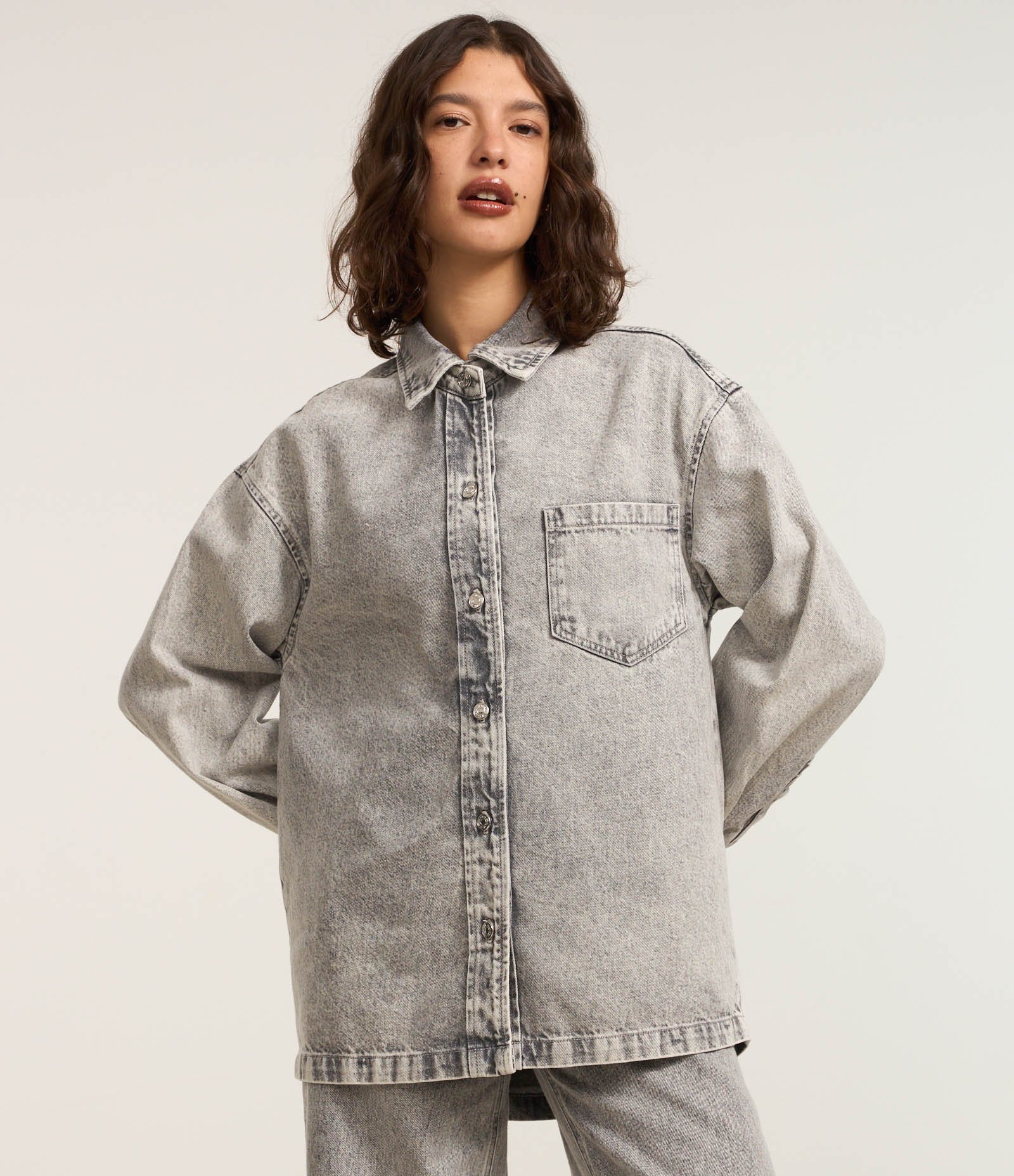 Camisa Oversized em Jeans com Bolso e Cava Deslocada Cinza 2
