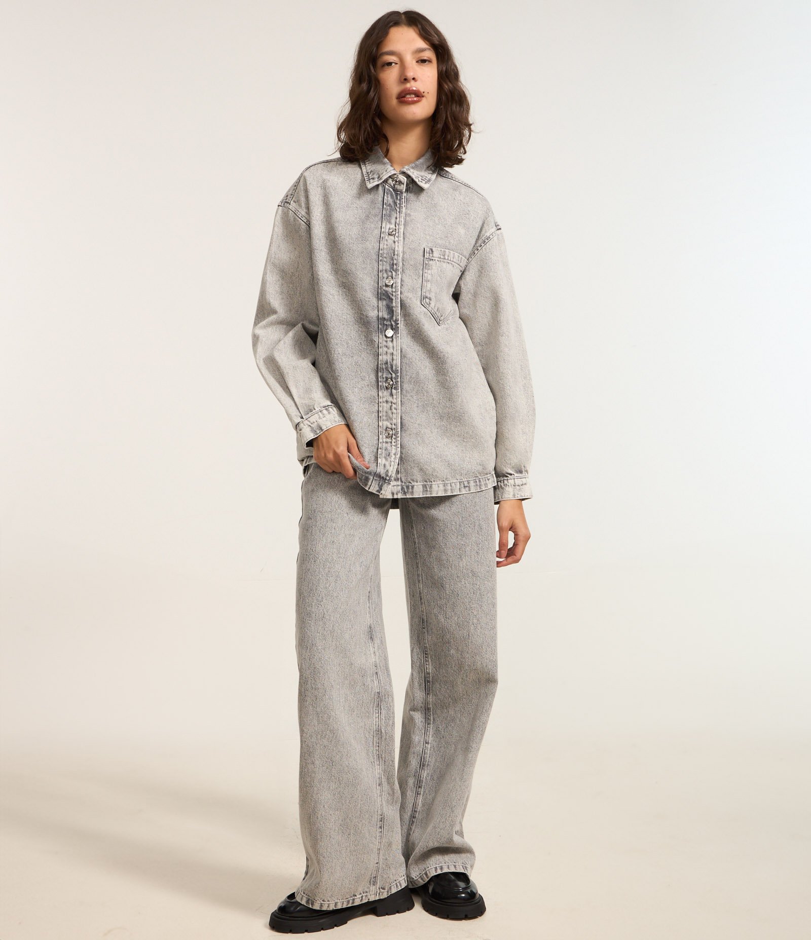 Camisa Oversized em Jeans com Bolso e Cava Deslocada Cinza 3