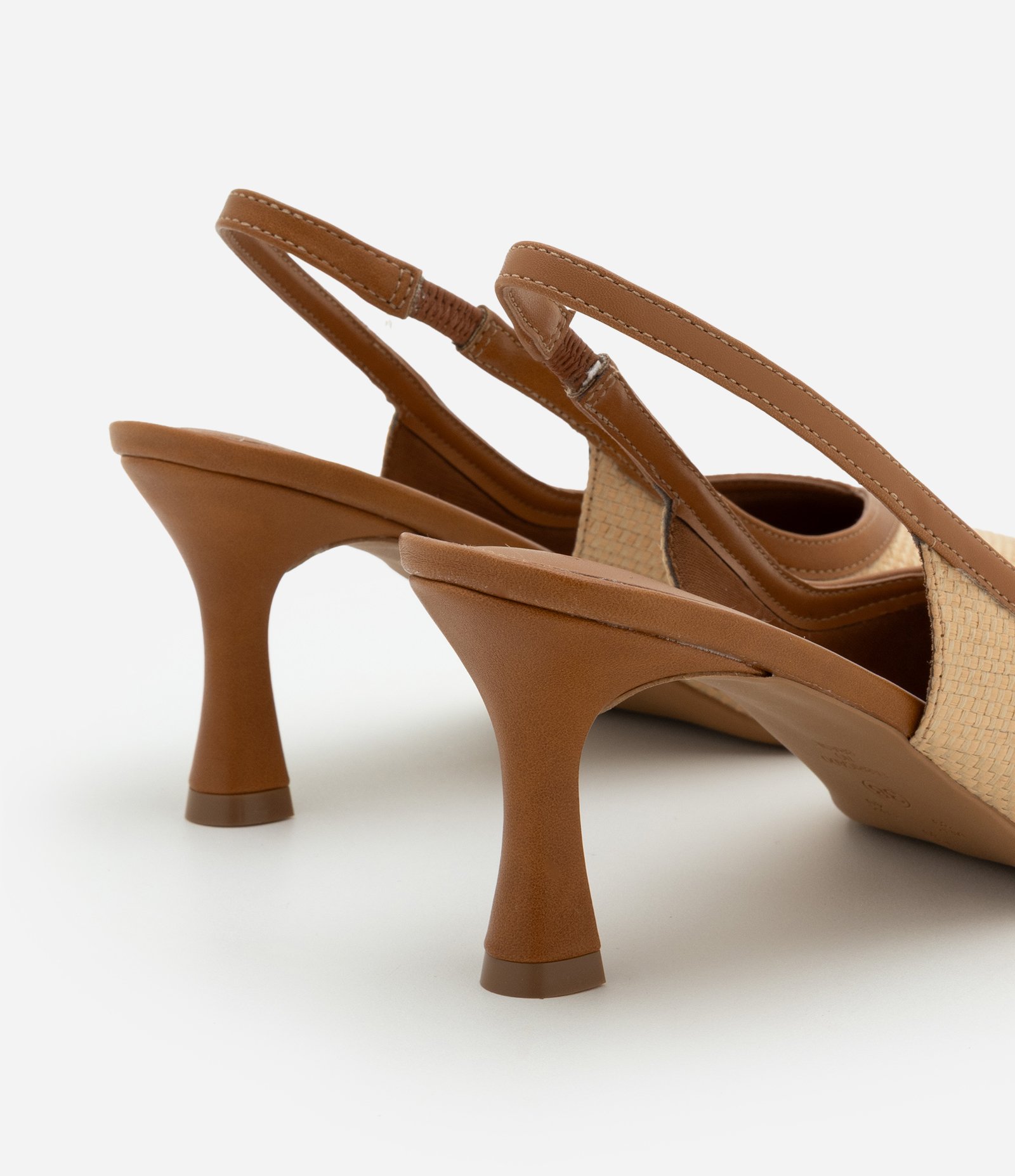 Sapato Scarpin com Efeito Natural e Recortes Bege 3