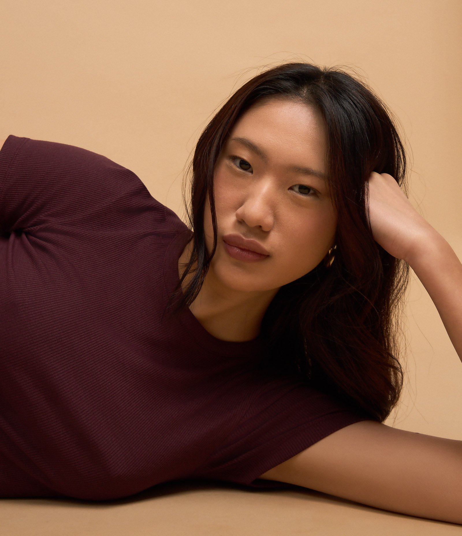 Blusa Básica Texturizada em Viscose com Acabamento Frufru Marrom 3