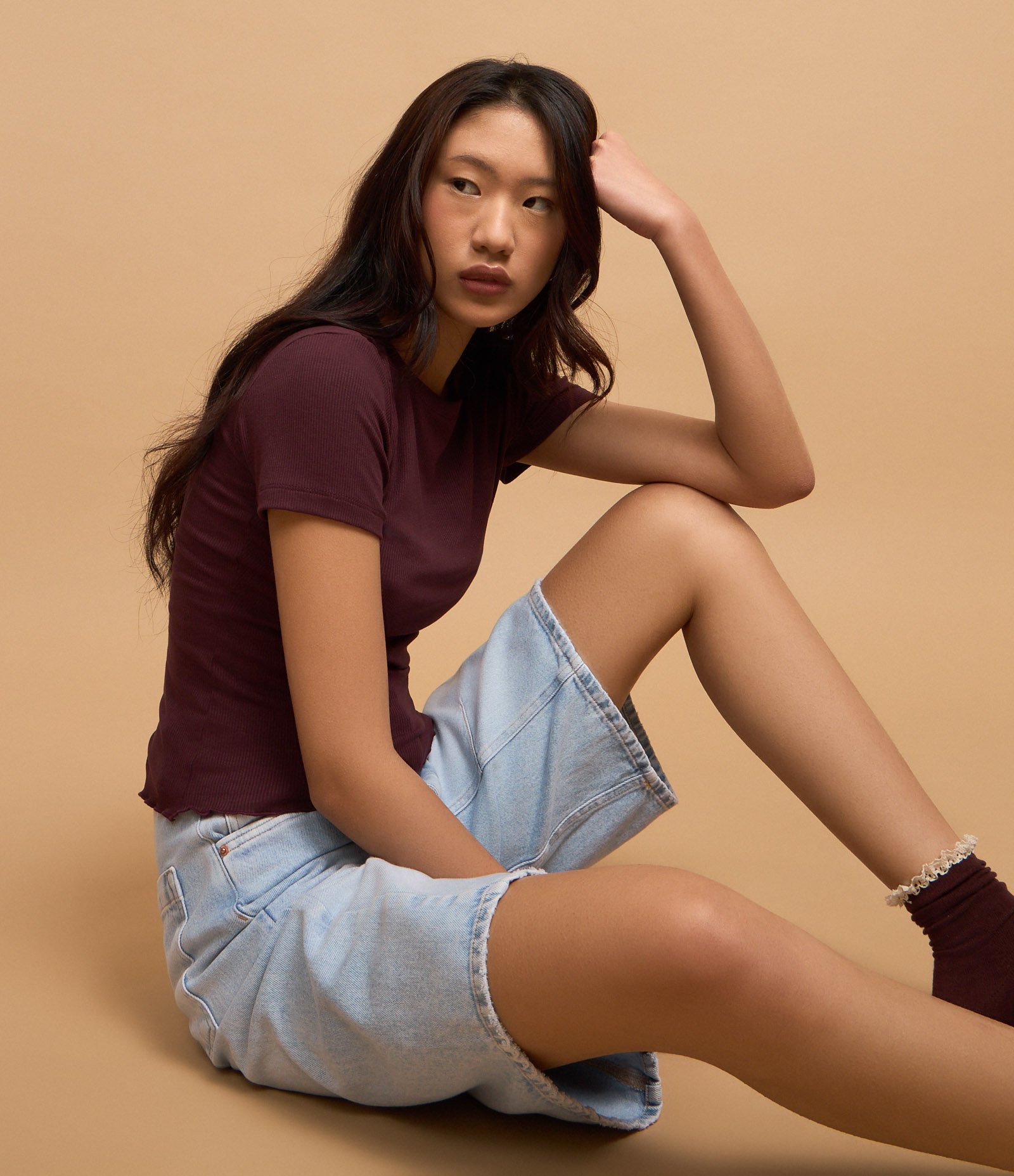 Blusa Básica Texturizada em Viscose com Acabamento Frufru Marrom 4