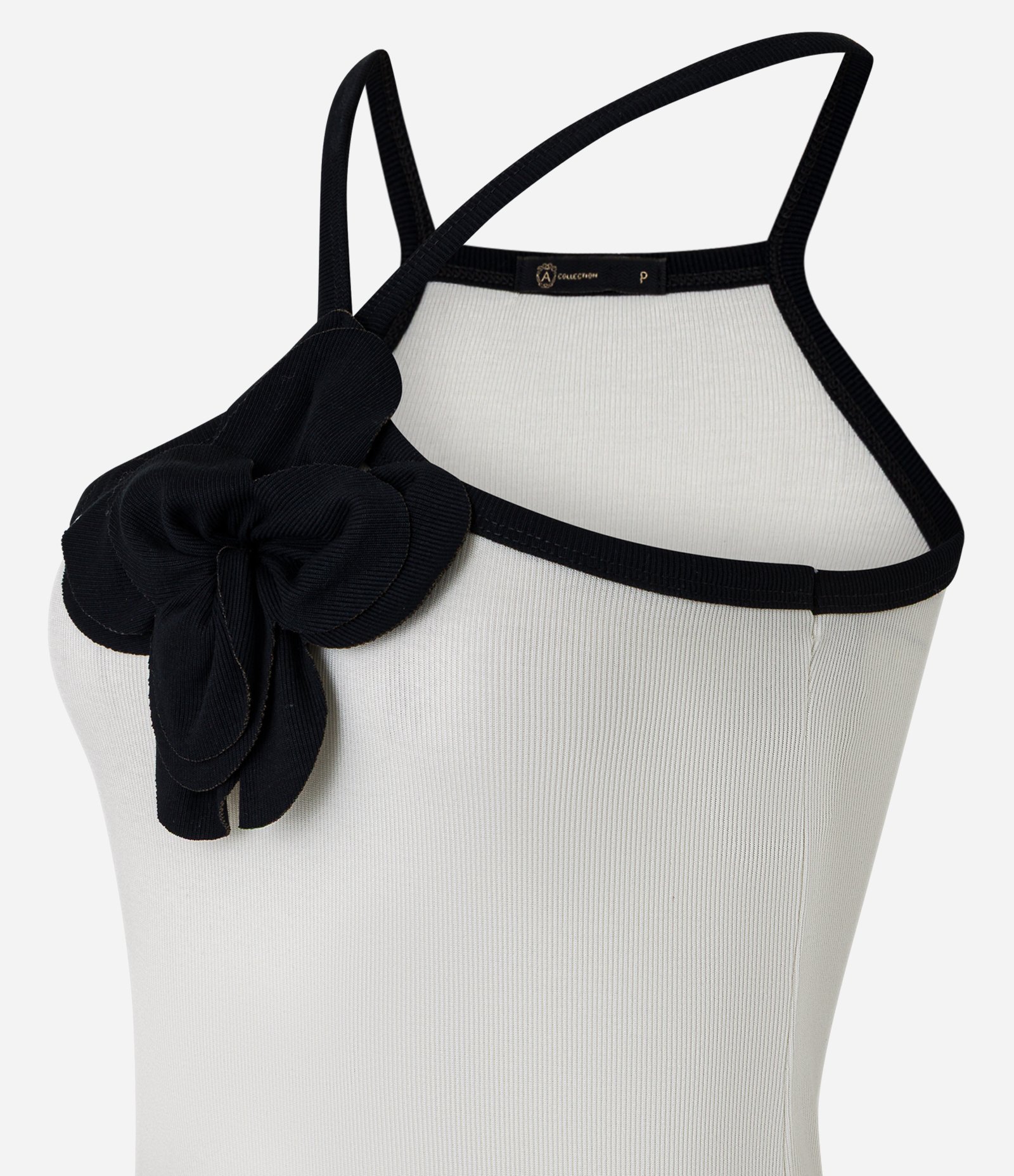 Blusa em Ribana com Flor de Tecido na Gola Halter Off White 6