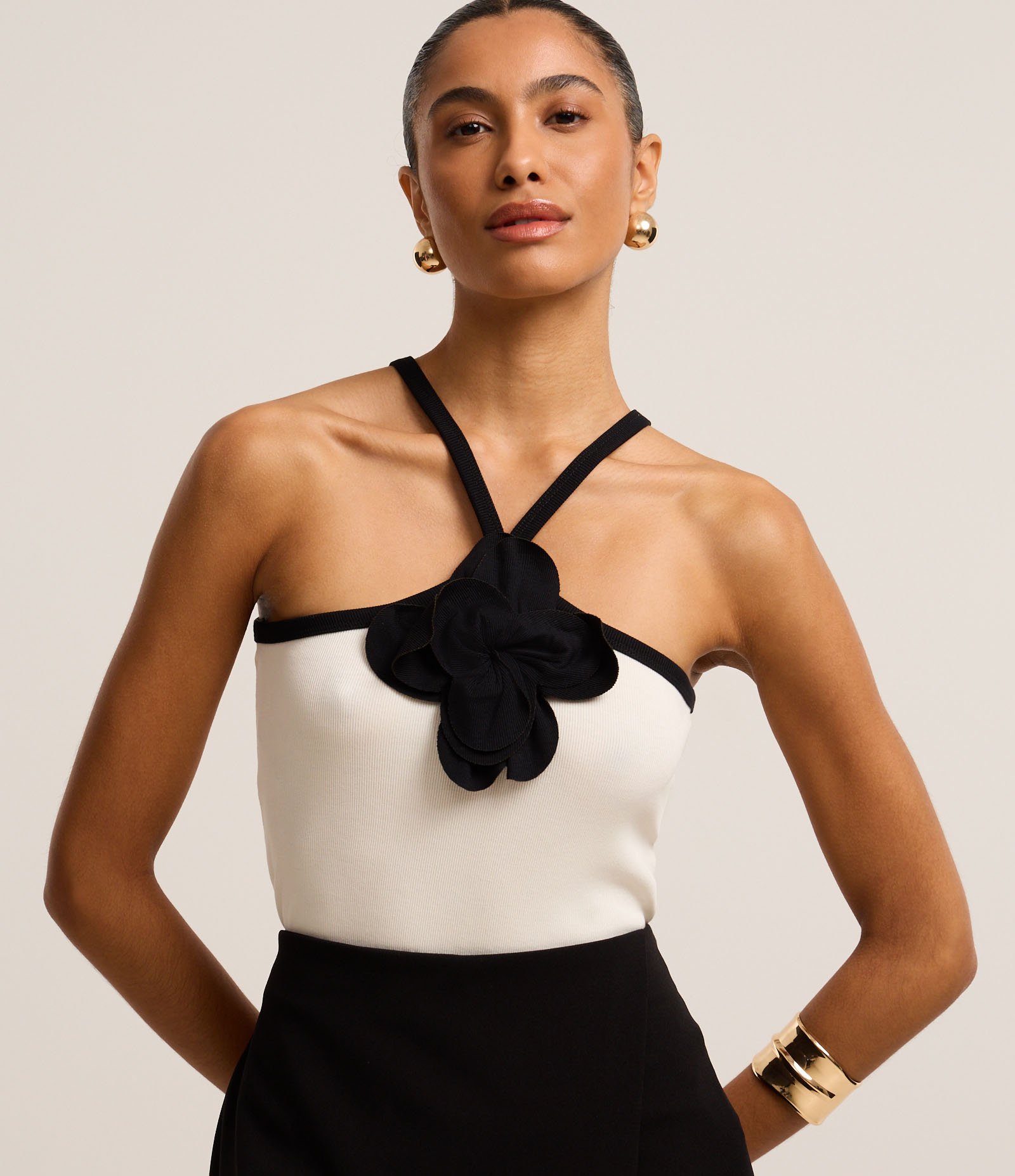 Blusa em Ribana com Flor de Tecido na Gola Halter Off White 1