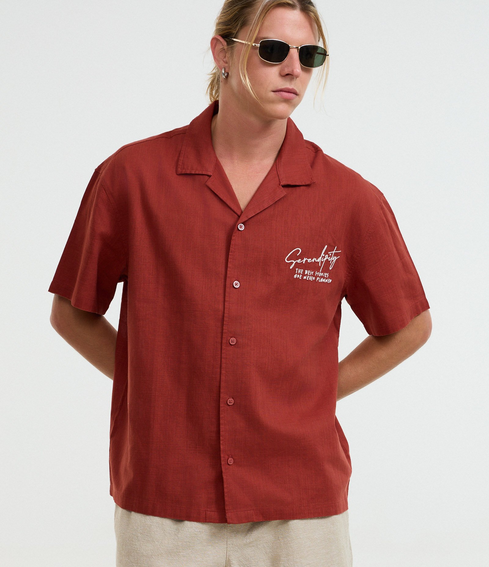 Camisa Boxy em Tricoline com Estampa Lettering e Bordado Vermelho 1