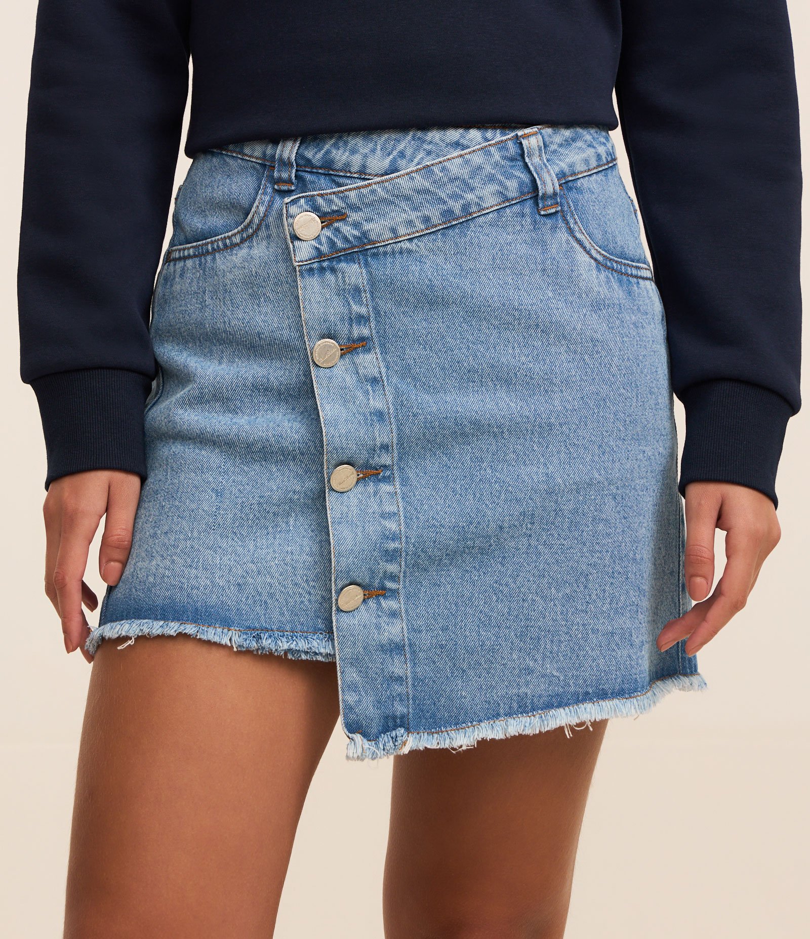 Mini Saia em Jeans com Abotoamento Deslocado e Barra Desfiada Azul 2