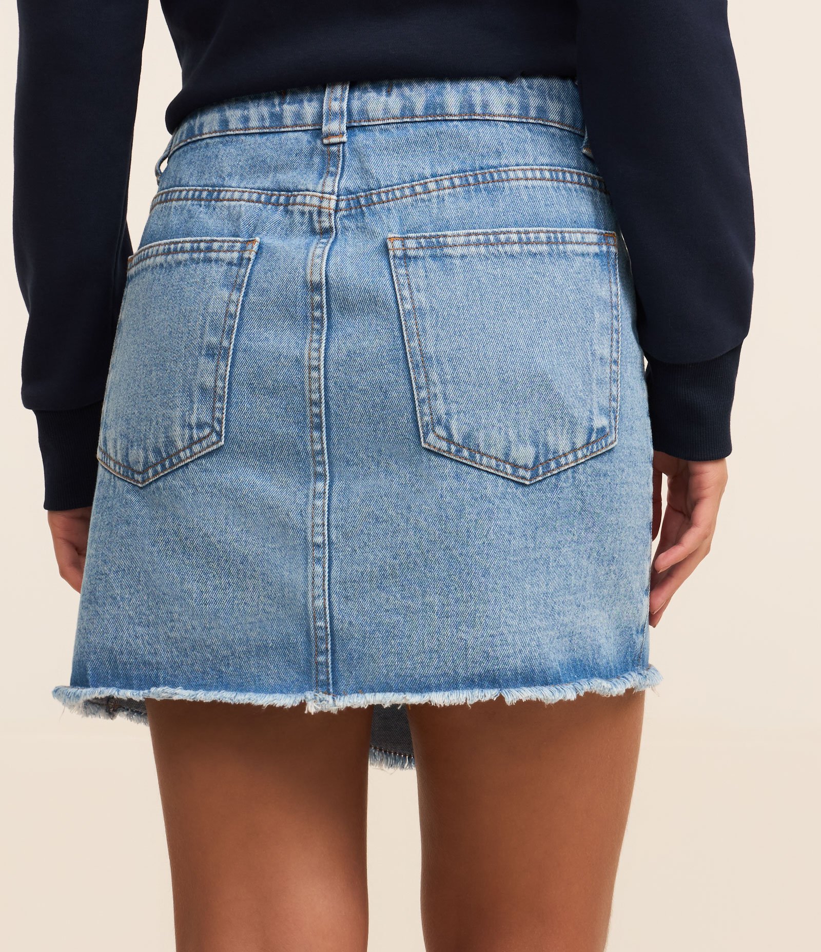 Mini Saia em Jeans com Abotoamento Deslocado e Barra Desfiada Azul 3