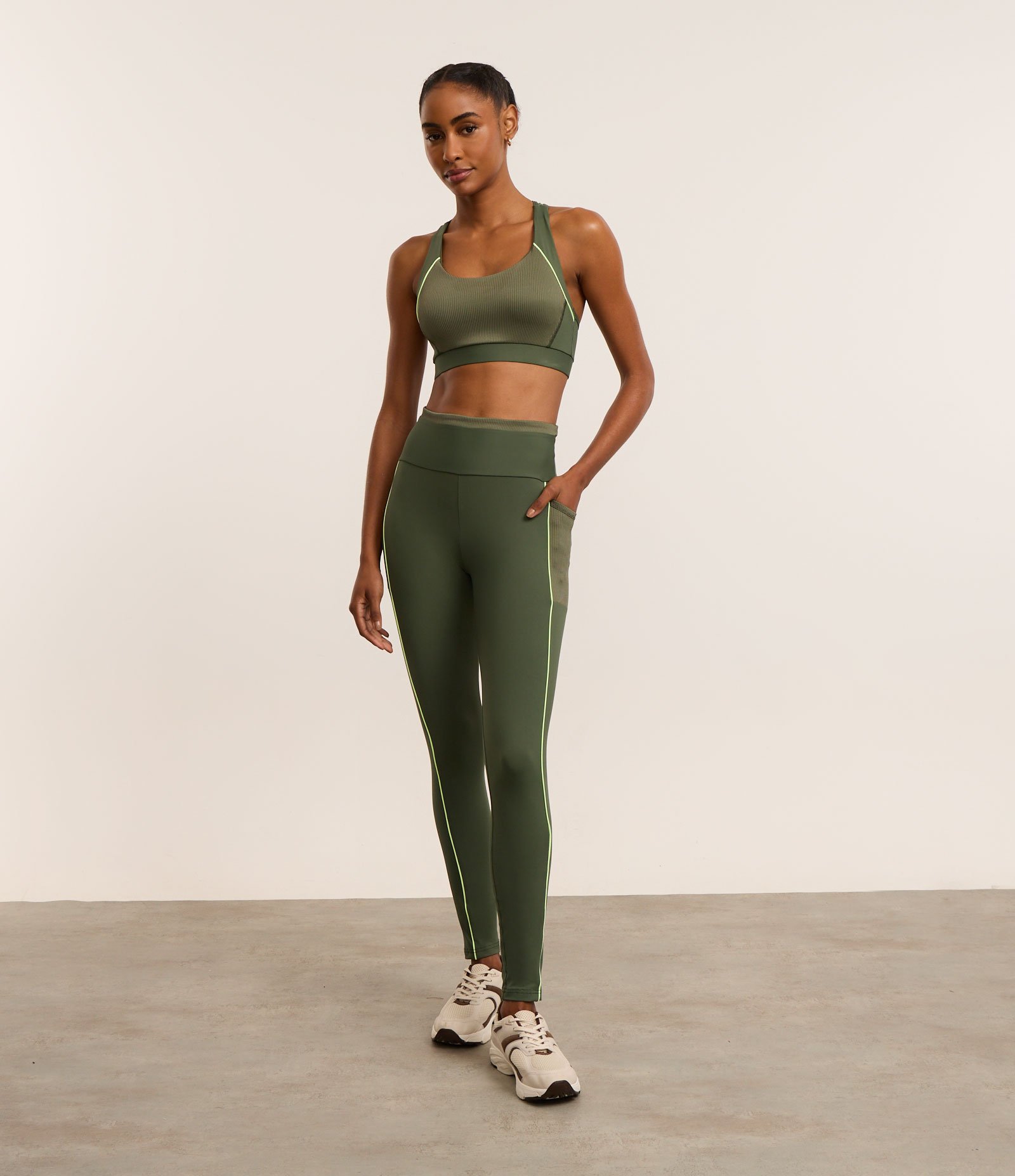 Calça Legging Esportiva com Recorte Texturizados e Bolsos Verde 2