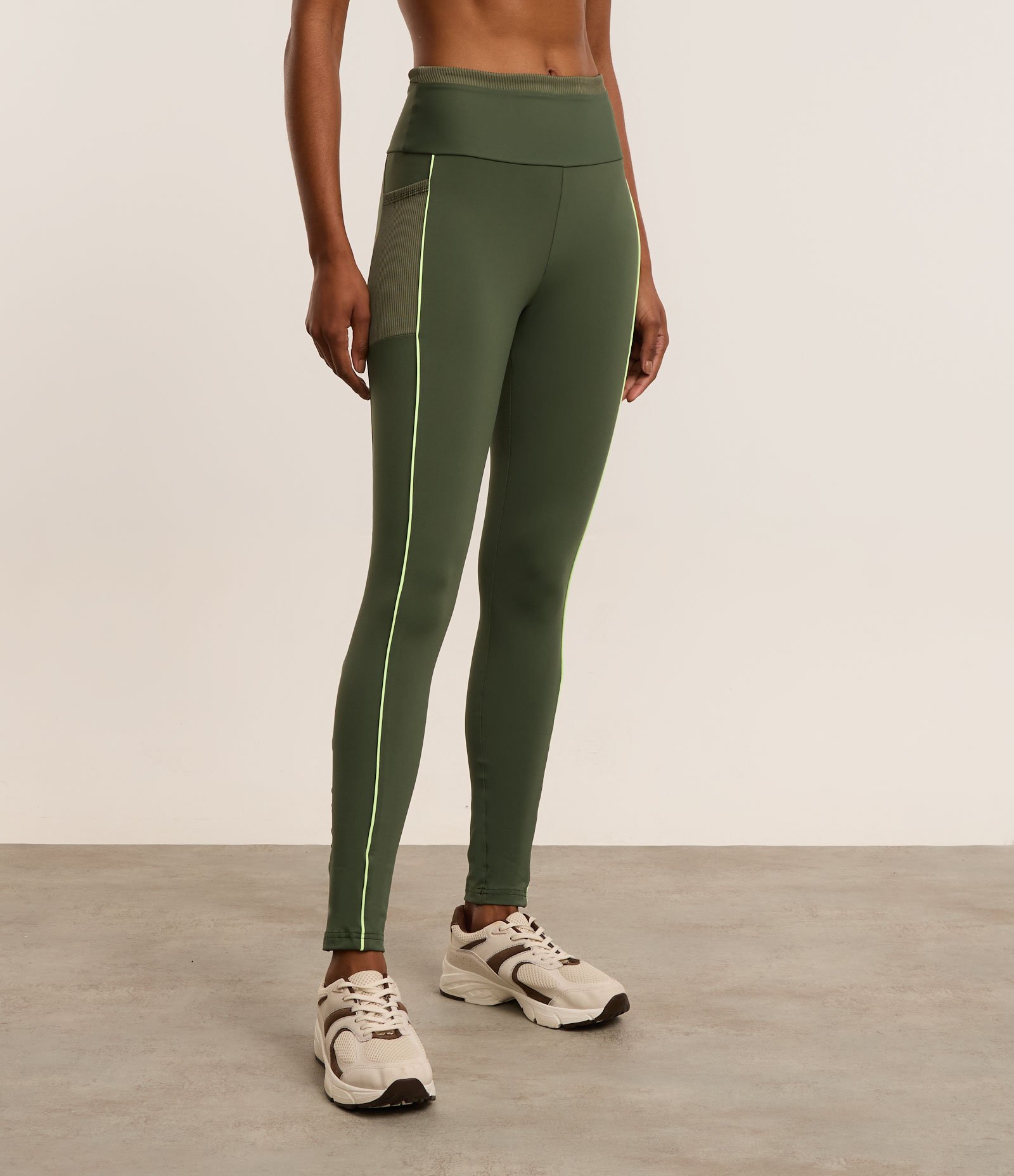 Calça Legging Esportiva com Recorte Texturizados e Bolsos Verde 3