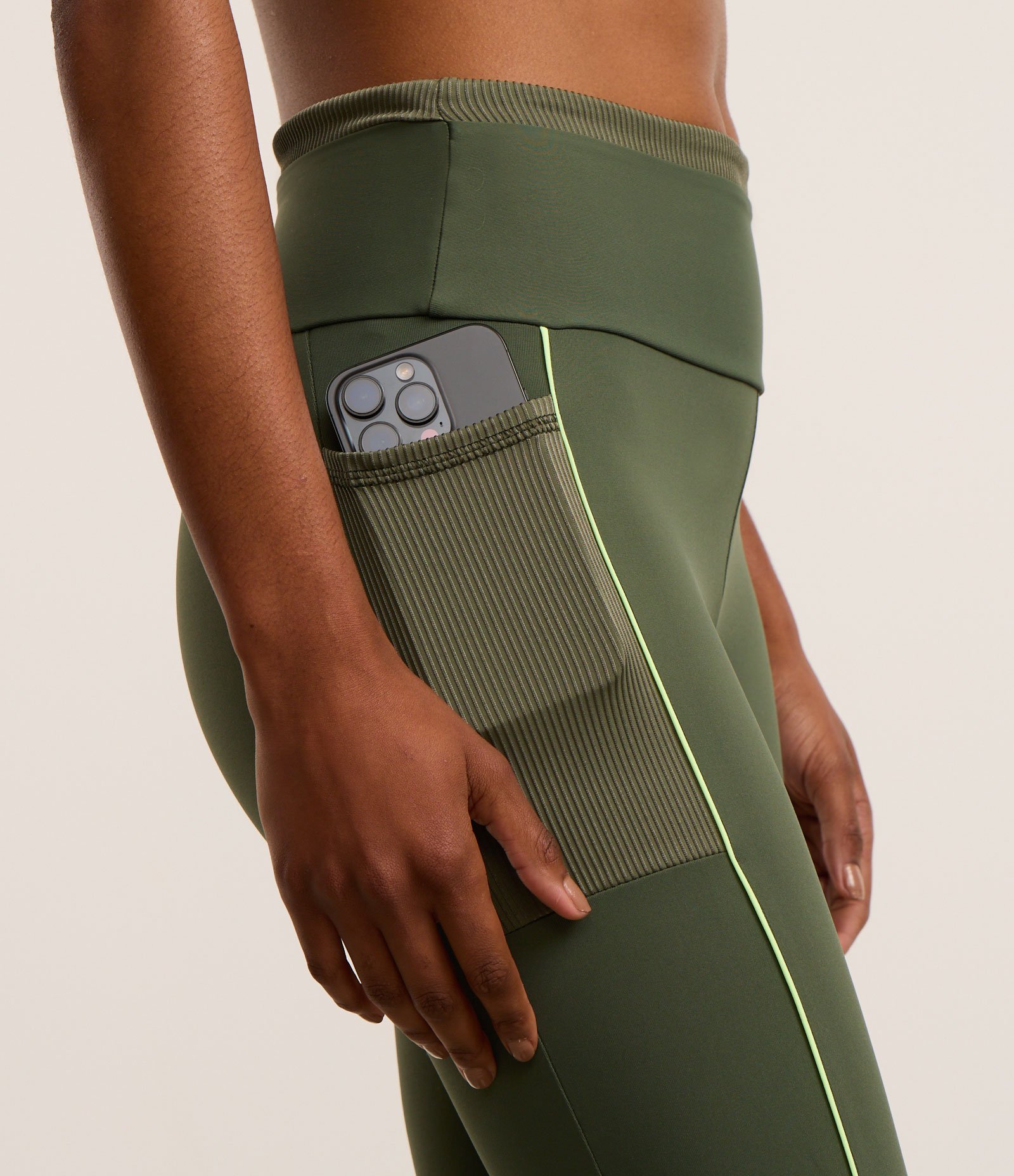 Calça Legging Esportiva com Recorte Texturizados e Bolsos Verde 4