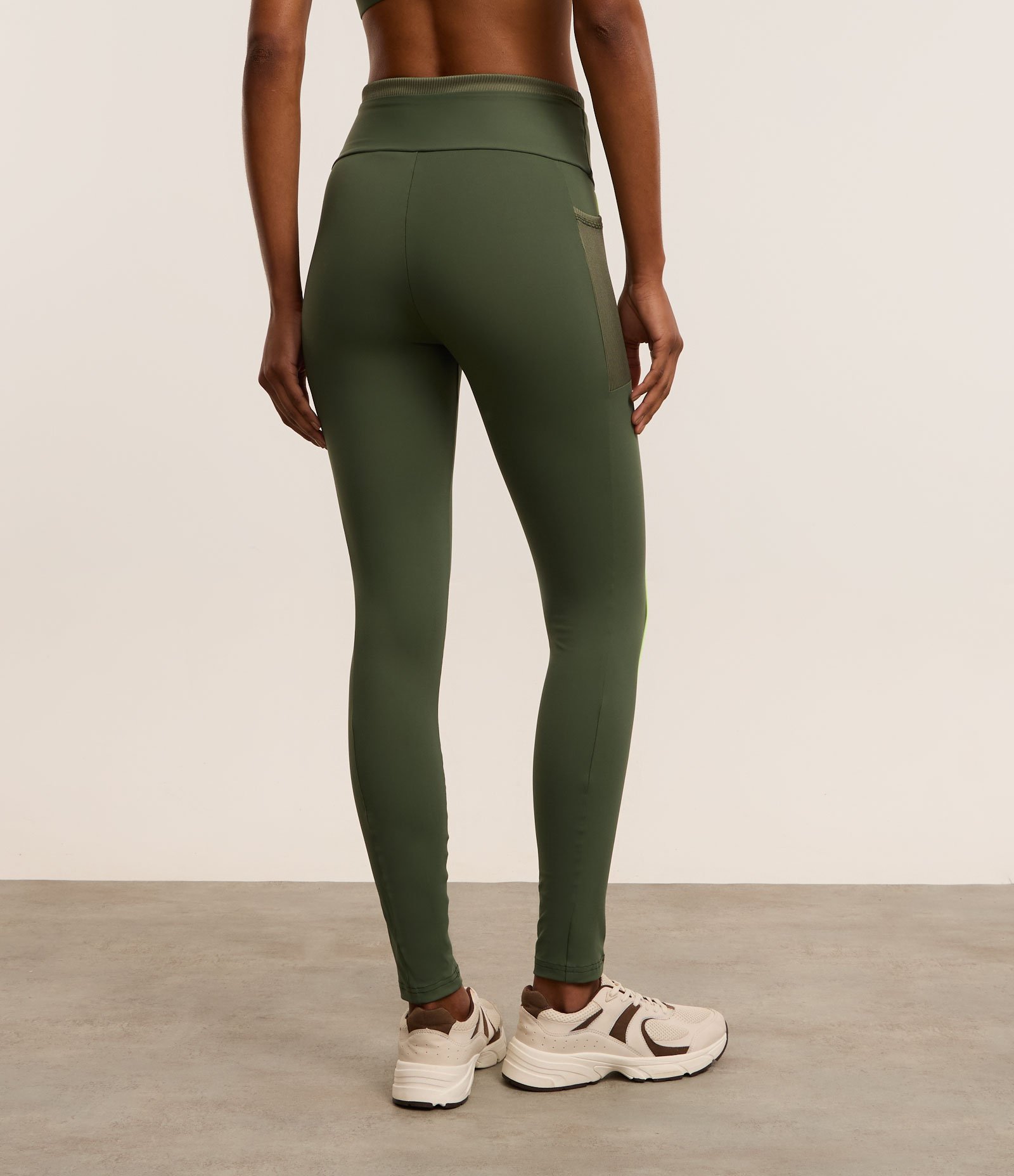 Calça Legging Esportiva com Recorte Texturizados e Bolsos Verde 5