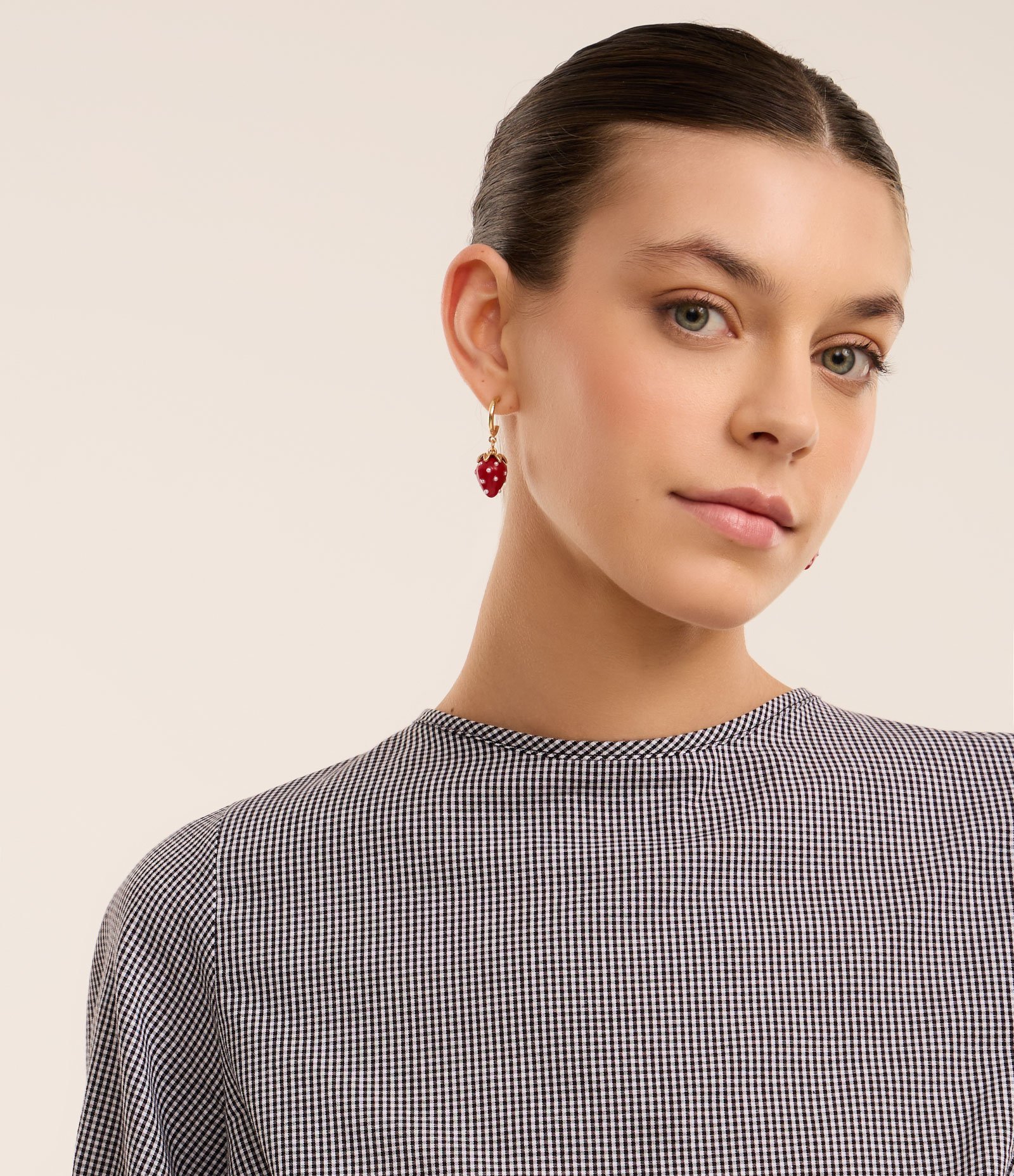 Blusa em Tricoline Xadrez Vichy com Manga Bufante Preto 1