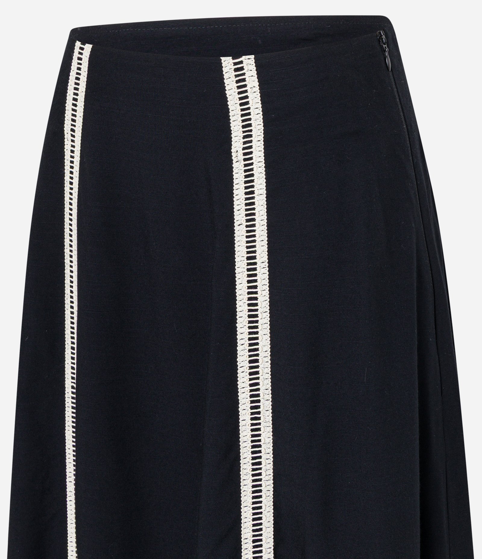 Saia Evasê Midi em Tricoline Texturizada com Entremeios Preto 7