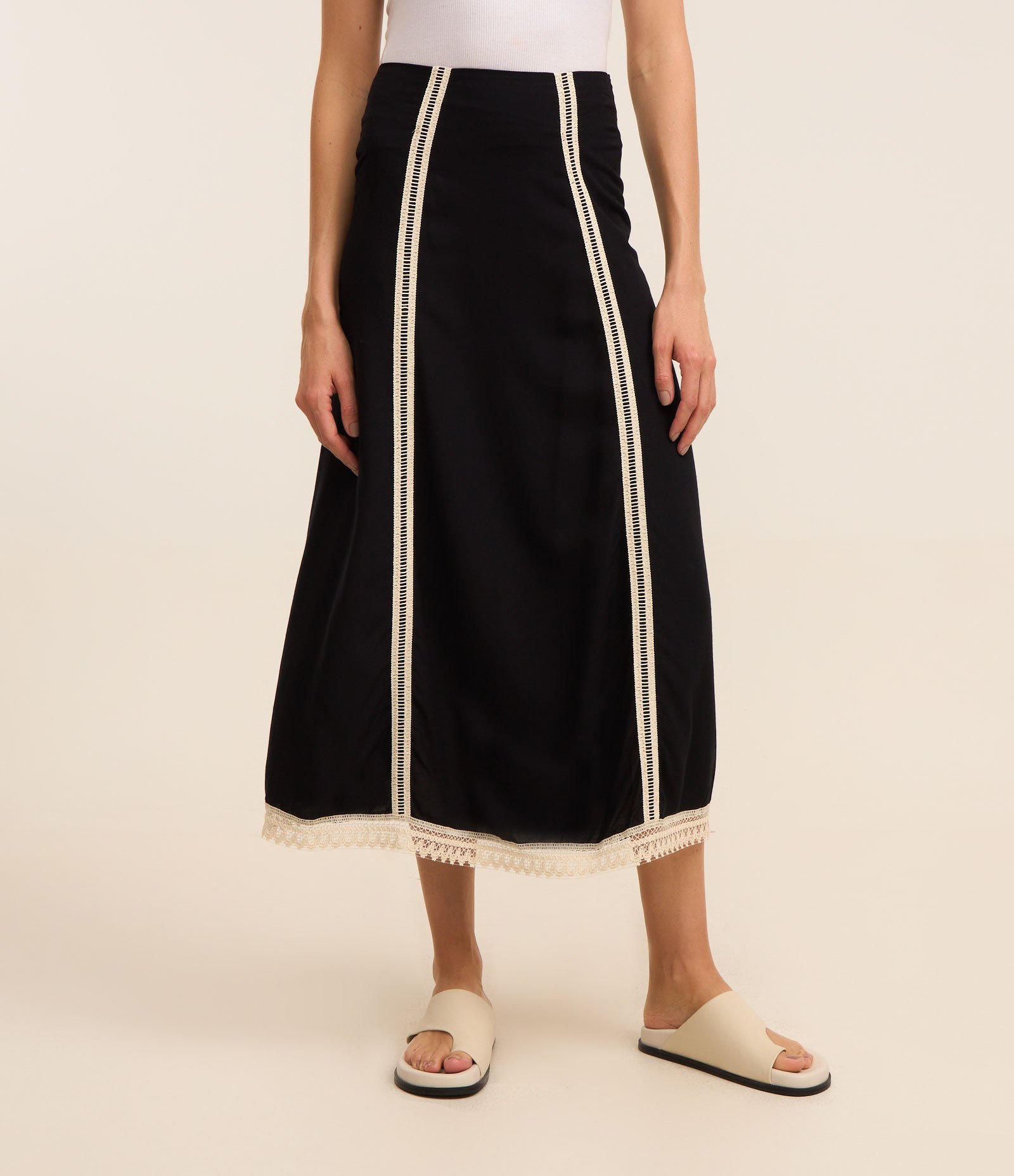 Saia Evasê Midi em Tricoline Texturizada com Entremeios Preto 2